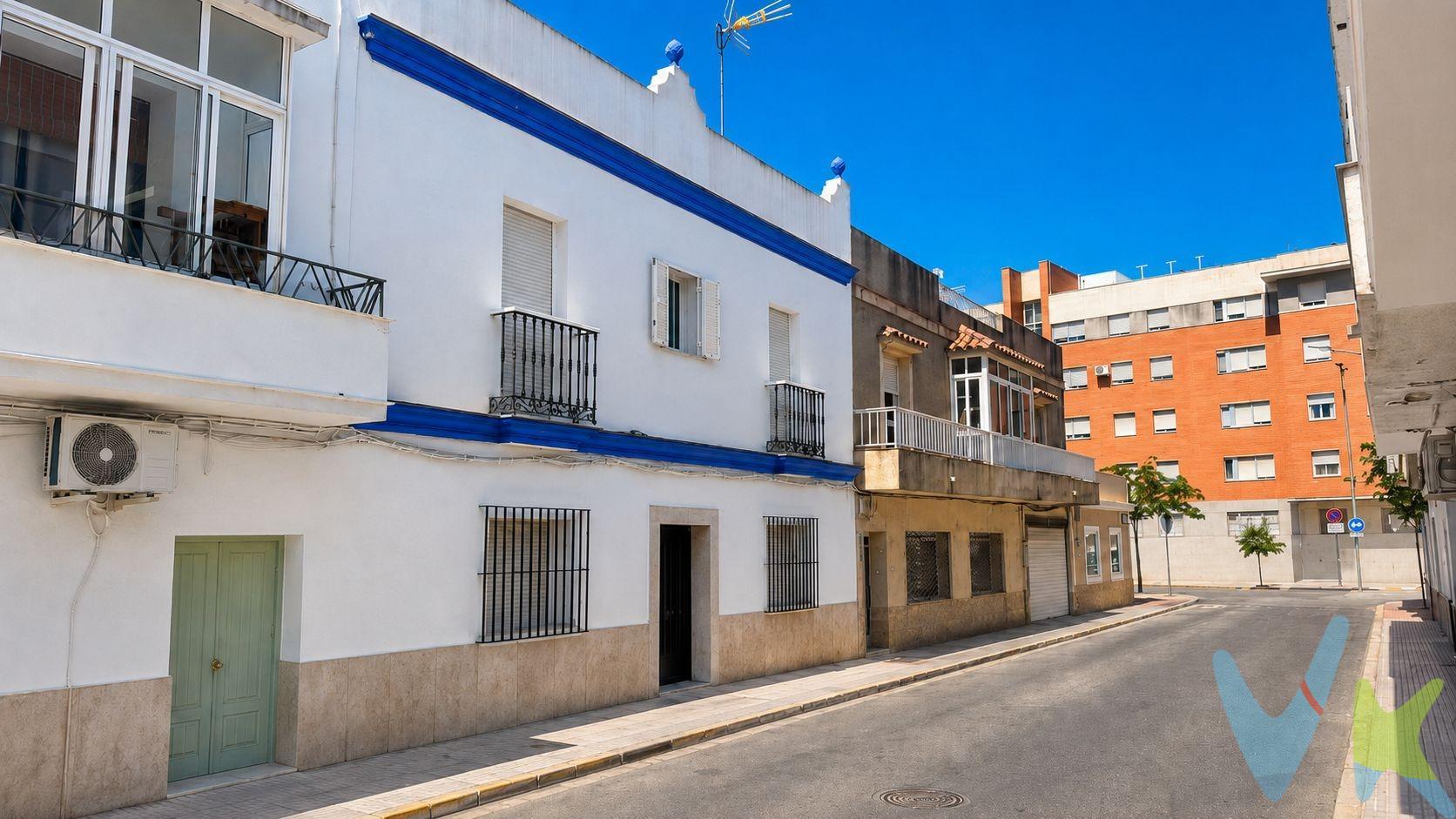 Te presentamos esta fantástica vivienda situada en una de las zonas más demandadas de Chiclana de la Frontera, muy próxima al centro y rodeada de todo tipo de servicios, comercios, colegios y transporte público. Además, cuenta con parada del tranvía a tan solo 5 minutos, lo que aporta una gran comodidad para el día a día. La vivienda se distribuye en dos plantas más azotea privada:. En la planta baja encontramos un portal de entrada, un amplio y luminoso salón, cocina independiente, comedor,sala de estar, práctica despensa y aseo . En la planta alta dispone de 3 dormitorios, baño completo, trastero y una terraza con múltiples posibilidades. Como valor añadido, la propiedad cuenta con doble azotea privada, ideal para disfrutar del aire libre, crear una zona chill out o destinarla a ocio y almacenamiento. Entre sus extras destaca un ascensor privado, un elemento poco habitual que aporta comodidad, accesibilidad y valor a la vivienda. La casa necesita algunas mejoras de pintura interior, ofreciendo así la oportunidad perfecta para personalizarla a tu gusto y convertirla en el hogar que siempre has deseado.Una vivienda con gran amplitud, excelente ubicación y muchísimas posibilidades. ¡No dejes pasar esta oportunidad!. CASA de 2 plantas con 170 m² construidos (160 m² útiles) con 4 habitaciones, salón, comedor , cocina, despensa, baño, aseo, trastero, terraza y doble azotea. CON ASCENSOR PRIVADO. En cumplimiento de las obligaciones de información previstas en la Ley 10/2025, de 28 de diciembre, de servicios de atención a la clientela y transparencia, así como en la normativa sectorial vigente, se hace constar que el precio indicado no incluye los gastos e impuestos inherentes a la adquisición, los cuales se desglosan a continuación:. •	Impuesto sobre Transmisiones Patrimoniales (ITP): Se aplicará el tipo impositivo vigente en la Comunidad Autónoma de Andalucía (generalmente el 7% , sin perjuicio de tipos reducidos del 3,5% o 6% aplicables según las circunstancias personales del comprador o las características del inmueble). El impuesto se devenga sobre el Valor de Referencia de Catastro o el precio de venta, aquel que resulte superior. •	Gastos de Notaría: Los honorarios notariales se calcularán conforme al arancel oficial regulado en el Anexo I, del Real Decreto 1426/1989, de 17 de noviembre, por el que se aprueba el arancel Notarial. (Cálculo aproximado: 1.500 €, de los que la parte vendedora abonará el coste de la Escritura matriz y la parte compradora, las copias). Más información: https://www.boe.es/buscar/act.php?id=BOE-A-1989-28111 . •	Gastos de Registro: La inscripción en el Registro de la Propiedad se facturará según el arancel oficial establecido en el ANEXO I, del Real Decreto 1427/1989, de 17 de noviembre, por el que se aprueba el arancel Notarial. Más información: https://www.boe.es/eli/es/rd/1989/11/17/1427. •	Financiación externa: En el caso de necesitar financiación, sumarán los gastos de la Entidad financiera (Gestoría, tasación, seguros,…) . •	Honorarios Agencia del Vendedor: incluidos en el PVP. •	Honorarios Agencia del comprador: La agencia informa que los honorarios ascenderán a un 4% + IVA, sobre el valor de compra. Para una información exhaustiva sobre el funcionamiento, tipos impositivos y bonificaciones del ITP en Andalucía:. https://www.juntadeandalucia.es/organismos/economiahaciendayfondoseuropeos/areas/tributos-juego/tributos/paginas/impuestos-cedidos-transmisiones.html; . La agencia dispone de documentación e información adicional relativa al inmueble, que podrá ser solicitada por el consumidor. A su vez, disponemos del Documento Informativo Abreviado de la propiedad (Según Decreto 218/2005, del 11 de Octubre) y de Seguro de Caución, para la protección del dinero entregado como señal para la Reserva de una vivienda. La agencia efectúa una labor de intermediaria.