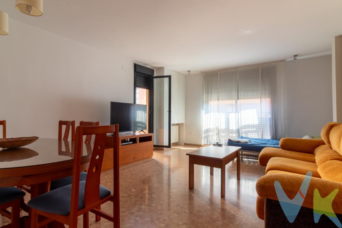  Magnífico piso en venta en la localidad  de Burriana. Este inmueble es perfecto para familias en busca de espacio y comodidad, ofrece una distribución espléndida en sus 135 metros construidos.  Amplios espacios con excelente iluminación natural para obtener una excelente calidad de vida.Situado en  tercera planta, este piso forma parte de un edificio contemporáneo construido en el año 2005, que cuenta con todas las comodidades modernas, incluidas un práctico ascensor y una plaza de garaje para la máxima conveniencia de sus futuros propietarios. La vivienda está diseñada para garantizar un ambiente acogedor y funcional. Al entrar, descubrirá cuatro habitaciones espaciosas que ofrecen infinitas posibilidades de decoración y uso y dos baños que harán cómoda tu convivencia en la vivienda. ¿Buscas un despacho en casa, una habitación de juegos o un gimnasio personal? Las generosas dimensiones permiten personalizar cada espacio según sus necesidades y estilo de vida.La cocina destaca por su tamaño y una gran galería  , lo que facilita el disfrute de agradables momentos culinarios y desayunos familiares. Además, el salón comedor es el corazón del piso, un lugar de encuentro donde se puede disfrutar de veladas inolvidables con amigos y familiares. El suelo de calidad y los acabados en todos los rincones del inmueble reflejan un gusto refinado y un diseño cuidado hasta el último detalle.Este piso no solo es ideal por sus características intrínsecas, sino también por su ubicación estratégica destacando su gran cercanía a parques, escuelas, restaurantes y comercios que harán tu vida muy cómoda. La excelente conexión mediante transporte público lo hace todavía más atractivo, permitiendo un fácil acceso tanto por tren como por autobús. Esta ventaja asegura una conexión rápida y cómoda con el resto de la ciudad y sus alrededores, haciendo de la ubicación una opción logística impresionante para desplazarse a su lugar de trabajo, los colegios o cualquier otra actividad diaria.Burriana es conocida por sus tranquilas calles, excelente oferta cultural y comercial, además de estar junto al mar a tan solo 2 km , aportando ese toque especial de vivir cerca de la costa con todas las ventajas de tener un entorno urbano completo. La calidad de vida que aquí se ofrece es incomparable, contribuyendo a que cada residente pueda beneficiarse del equilibrio perfecto entre tradición y modernidad.Conviene destacar que esta propiedad es una oportunidad única en el mercado actual, aportando la combinación perfecta de calidad, ubicación y precio. No deje pasar la ocasión de conocer personalmente este generoso espacio lleno de posibilidades. Coordine con nuestra agencia para agendar una visita y descubrir todos los encantos que este piso tiene para ofrecer.No decepcione a sus expectativas y sea testigo presencial de la que podría ser su próxima morada. Estamos seguros de que al recorrer sus estancias, visualizará fácilmente a su familia creciendo, disfrutando y creando recuerdos memorables en cada rincón de este hogar ideal.¡No dudes en contactarnos para poder  mostrarle esta joya inmobiliaria en persona! OBSERVACIONES: * En nuestra agencia contamos con el distintivo de Agentes de Intermediación Inmobiliaria de la Comunitat Valenciana (Número de registro RAICV 1394) y cumplimos con todos los requisitos que debe tener un profesional del sector inmobiliario. *Por mandato expreso del propietario, comercializamos este inmueble en exclusiva, lo que le garantiza el acceso a toda la información, a un servicio de calidad, un trato fácil, sencillo y sin interferencias de terceros. Si usted es agente inmobiliario y tiene un cliente para este inmueble, llámenos estaremos encantados de colaborar. *El precio indicado no incluye gastos ni otros conceptos. A tal efecto, se informa que al referido precio habrá que añadirle los gastos propios de la transmisión inmobiliaria, entre los que cabe enumerar los siguientes: honorarios notariales, impuesto al que se encuentre sujeta la transmisión (Impuesto sobre el Valor Añadido o Impuesto sobre Transmisiones Patrimoniales y Actos Jurídicos Documentados, según el caso), gastos de inscripción en el Registro de la Propiedad y honorarios de intermediación de la agencia inmobiliaria.*¿Qué te ofrecemos en nuestra agencia? - Agilizamos y hacemos más cómodo el proceso. - ¡Nos ocupamos de todo! Cero preocupaciones.- Recibe apoyo legal y fiscal durante todo el proceso.- Experto inmobiliario 100% a tu lado.- Asistencia post venta ¡Seguimos a tu lado!Si deseas saber más, no dudes en ponerte en contacto con nosotros. 