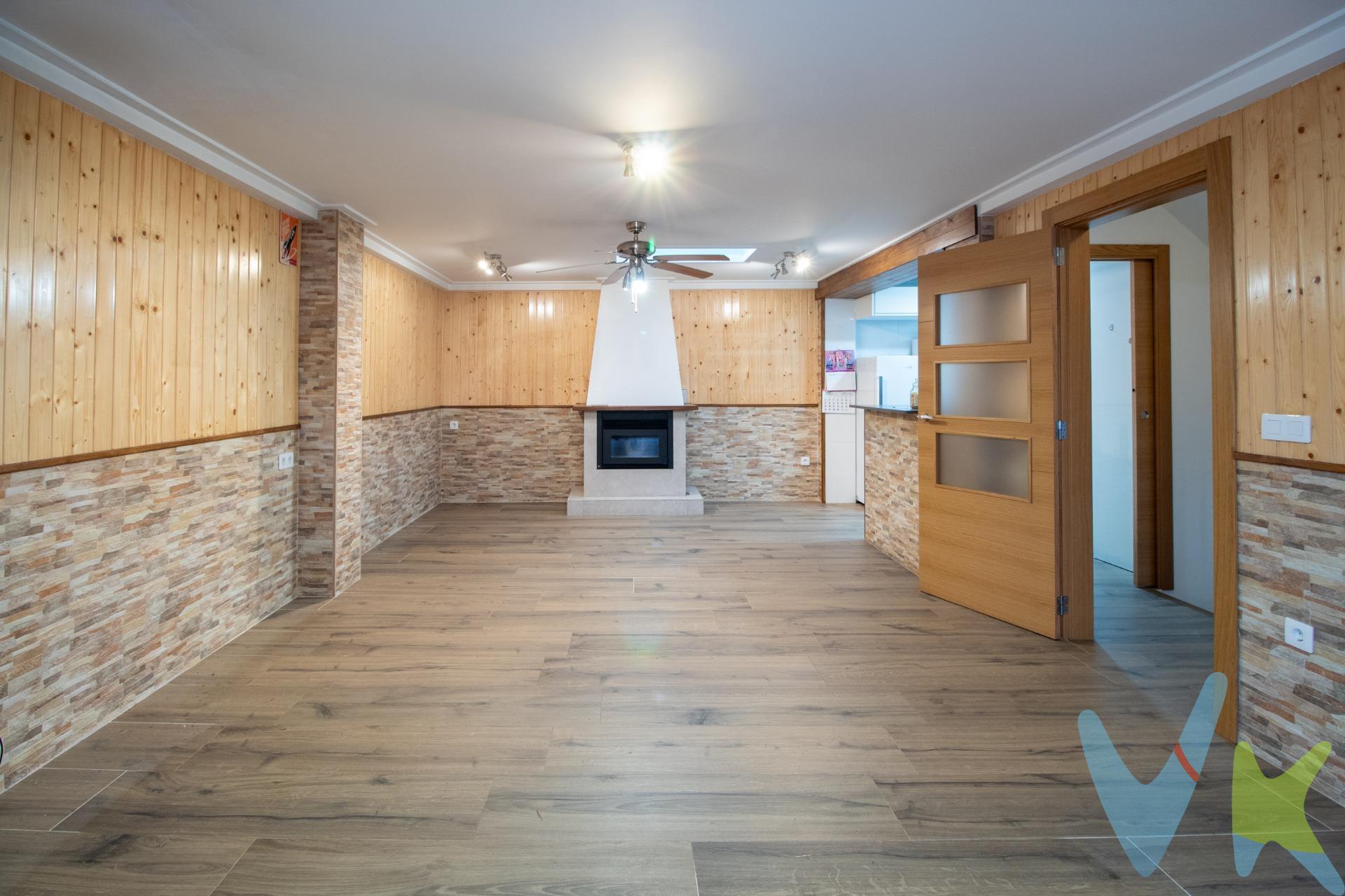 ¡Una casa que lo tiene TODO! Totalmente reformada, moderna, luminosa y equipada con detalles que marcan la diferencia. Esta fantástica casa adosada de tres plantas con garaje está pensada para disfrutarla desde el primer día, sin preocuparte por nada. En la planta baja encontrarás un garaje privado con puerta automatizada, muy cómodo y con preinstalación para punto de carga de coche eléctrico, además de un práctico aseo y detector de humo. La seguridad también está garantizada con una alarma antiokupas ya instalada. Subiendo a la primera planta, te recibe un espacioso y alegre salón-comedor, con aire acondicionado, ventilador de techo y estufa de pellets, perfecto para cualquier época del año. La cocina office está totalmente equipada y lista para que prepares tus mejores recetas. En esta planta también hay un baño completo, ideal para visitas o para el día a día. En la segunda planta se encuentran tres habitaciones. Dos de ellas cuentan con armarios empotrados bien distribuidos, y una de las habitaciones individuales tiene acceso a una terraza privada, donde se encuentra el sistema de aerotermia de 180 litros, que garantiza una alta eficiencia energética. Algunas habitaciones disponen de aire acondicionado y otras de ventilador de techo, adaptándose a tus preferencias. También hay un baño completo en esta planta. La última planta es el rincón perfecto para invitados o para disfrutar del ocio. Aquí encontrarás una habitación adicional con armario empotrado y acceso a una gran terraza equipada con barbacoa techada y una zona de césped artificial, ideal para reuniones, celebraciones o simplemente relajarte al sol. Esta terraza ha sido aislada tanto en el suelo como en las paredes, lo que mejora el confort térmico. Y además, esta vivienda ofrece acabados de gran calidad: ventanas oscilobatientes con cristal Climalit, puertas de roble (la mayoría corredizas, para aprovechar mejor el espacio) y una reforma integral que combina diseño, funcionalidad y confort en cada rincón. Una casa alegre, práctica y llena de extras que la hacen única. ¡Ven a conocerla y enamórate!. . El inmueble se encuentra certificado con el sello de ASICVAL el único sello de garantía del sector que asegura a los consumidores que las propiedades comercializadas cuentan con toda la información y documentación exigida por la normativa actual. Para más información y para programar una visita, no dude en ponerse en contacto con nosotros. Móvil 96 172 45 35. www.grupo-vive.com. vivexativa@grupo-vive.com. 