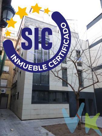 Exclusiva Finca de Diseño en el Corazón de Valencia — Confort, Estilo y Ubicación Premium. Descubre esta magnífica propiedad de diseño (2008) ubicada en una zona peatonal tranquila, a pocos pasos de Calle de la Mar, Plaza Tetuán, Capitanía General, El Corte Inglés, Calle Colón y el río Túria. Disfruta de toda la vida urbana a tu alcance, con transporte público, colegios, comercios, centros médicos y opciones de ocio a un paso de casa. ✨ Distribución y características principales:. Sótano, planta baja, dos plantas superiores y una espectacular terraza privada de 37 m² con pérgola bioclimática, ideal para relajarse o recibir invitados. Todas las plantas conectadas por ascensor interior y elegante escalera de mármol. Amplio salón, cocina equipada, habitación principal con baño en suite y chimenea, dos habitaciones adicionales y baño completo. Aire acondicionado, suelos de mármol y parquet, armarios empotrados lacados. Incluye plaza de garaje y trastero. 🌟 Vivir en el centro de Valencia combina confort, diseño y una ubicación inmejorable, ofreciendo un estilo de vida urbano sin renunciar a la privacidad y la comodidad. 📞 Contáctanos hoy mismo para programar tu visita y descubrir tu nuevo hogar en el corazón de la ciudad. El precio del inmueble no incluye los honorarios de la agencia que. ascienden al 3% del precio final del inmueble, ni los gastos de notaría y. registro de la propiedad (que están sujetos a aranceles y varían. dependiendo del precio de escrituración), ni los impuestos (que en la. Comunitat Valenciana varían dependiendo del precio del inmueble y de las. características personales del comprador).