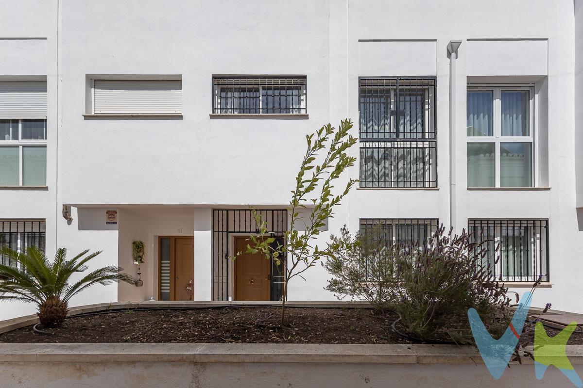 Disfruta de la tranquilidad de vivir en una urbanización cerrada, a tan solo 10 minutos de Granada capital, en una vivienda pensada para disfrutar cada momento en familia. ❤️. 🔑 Lista para entrar a vivir, esta fantástica casa adosada destaca por su amplitud, luminosidad y excelente estado de conservación. 🌟 ¿Qué encontrarás en ella?. 🛋️ Un luminoso salón. 🍽️ Cocina completamente amueblada y equipada con acceso directo a un acogedor patio, perfecto para desayunos al sol ☀️ o reuniones con amigos. 🚻 Aseo en planta principal para mayor comodidad. 🛏️ En la planta superior te esperan 3 dormitorios, dos de ellos con armarios empotrados y un baño completo, ideales para el descanso y la privacidad de toda la familia. 🚗 Y además… un espectacular sótano con:. ✔️ Amplia cochera con capacidad para 2 coches. ✔️ Habitación independiente con zona de cocina. ✔️ Aseo. ✔️ Despensa. 💡 Un espacio perfecto para invitados, zona de ocio, despacho o incluso tu rincón personal favorito. ❄️🔥 La vivienda cuenta con calefacción y aire acondicionado por conductos en toda la casa, garantizando confort durante todo el año. 🌿 Ubicada en una zona muy tranquila y familiar, donde podrás desconectar del ruido sin renunciar a la cercanía de la ciudad. 💫 Una vivienda con todo lo que necesitas para empezar una nueva etapa. Ven a verla… porque te va a enamorar desde el primer momento. 💫. Ref. N380. * El PVP indicado no incluye impuestos ni gastos de Escritura. * Honorarios agencia no incluidos. * Las superficies expresadas en esta página tienen carácter descriptivo y son aproximadas. * Los precios pueden ser susceptibles de modificación sin previo aviso. * Esta vivienda se vende sin muebles. 