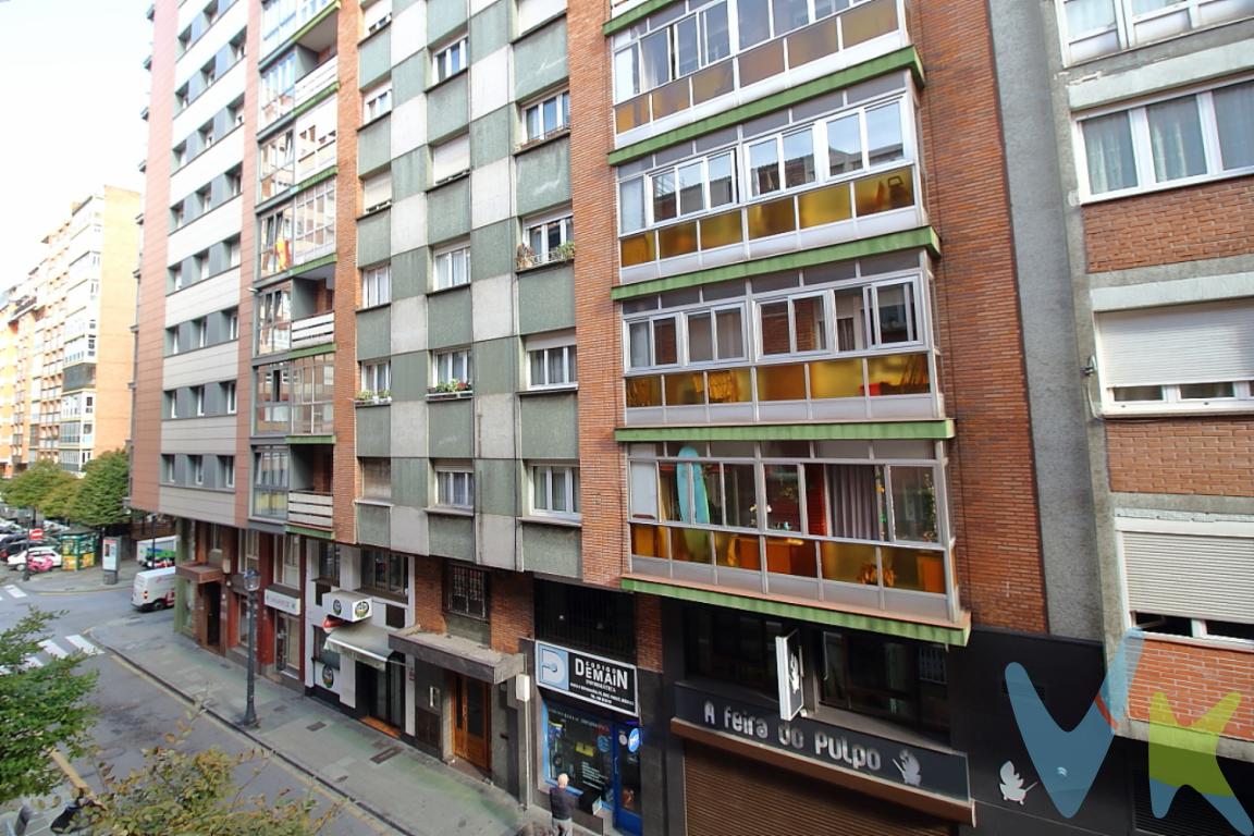 En el corazón de la encantadora zona de La Arena, en Gijón, se encuentra este espacioso piso que promete ser el hogar ideal para quienes buscan comodidad y un entorno privilegiado. Situado en la planta 2 de un edificio con historia, construido en 1957, este inmueble combina un estilo clásico con todas las comodidades modernas que una familia podría necesitar.Con sus generosos 100 metros cuadrados útiles, este piso ofrece un amplio espacio distribuido en tres habitaciones luminosas que garantizan un ambiente acogedor y relajante. Además, cuenta con un aseo perfectamente equipado, lo que asegura practicidad para el día a día. Las condiciones del inmueble reflejan un estado de conservación que permite al nuevo propietario mudarse sin preocuparse por renovaciones inmediatas.El piso goza de un balcón que invita a disfrutar del aire fresco y contemplar las vistas urbanas de esta vibrante área de Gijón. Desde aquí, los residentes pueden empezar el día con un café al aire libre o relajarse al final de la jornada observando el entorno animado que ofrece La Arena.Pensado para hacer la vida diaria lo más cómoda posible, este edificio dispone de ascensor, brindando facilidad de acceso, especialmente para aquellos con movilidad reducida o para familias con niños pequeños. Aunque el edificio fue originalmente levantado en 1957, el mantenimiento continuo asegura que las instalaciones estén en perfecto funcionamiento.Una de las ventajas destacables de este piso es su excelente ubicación. La dulzura de la vida en La Arena viene acompañada de la conveniencia de tener transporte público muy cerca. Con paradas de autobús a poca distancia caminando, todos los puntos de Gijón están fácilmente accesibles, abriendo un mundo de posibilidades tanto profesionales como de ocio.A escasa distancia, los futuros propietarios encontrarán una amplia gama de servicios y comodidades, desde supermercados hasta restaurantes y cafés, que dan vida a este acogedor vecindario. La proximidad a la playa de San Lorenzo también es una ventaja notable, ofreciendo interminables oportunidades para disfrutar del mar y actividades al aire libre.Otro aspecto notable de este inmueble son los 124 metros construidos que proporciona el edificio, permitiendo un aprovechamiento eficiente del espacio interior. Cada rincón ha sido diseñado pensando en la armonía entre la funcionalidad y el confort, resultando en un hogar que cada miembro de la familia podrá apreciar.Si usted busca un domicilio donde la calidad de vida y la comodidad se dan la mano, no deje pasar la oportunidad de visitar este piso. La combinación de un espacio bien distribuido, la conveniencia del entorno y la cercanía a servicios esenciales lo convierten en una inversión tanto práctica como emocionante.Este es el momento perfecto para hacer suya una propiedad en una de las áreas más deseadas de Gijón. No pierda la oportunidad de realizar una visita y comprobar por sí mismo todas las ventajas que este encantador piso tiene para ofrecer. Sea parte de una comunidad vibrante y disfrute de la belleza singular de vivir en La Arena. ¡Le esperamos para mostrarle su futuro hogar!Contamos con más de 35 años de experiencia acreditada y nuestro objetivo es garantizarle un servicio de compra humano, ético, de calidad, fácil y seguro. Nuestro equipo lo integran agentes con la titulación AIR (Agente Inmobiliario Registrado), somos CRS (Council of Residential Specialist) y API. (Agente de la Propiedad Inmobiliaria Colegiado nº248). Contamos con un seguro de Caución que nos permite garantizar el depósito de las cantidades entregadas por nuestros clientes.Te ayudamos con la financiación con las mejores condiciones hipotecarias hasta el 100%.Consulte en nuestras reseñas de Google lo que opinan los clientes que ya han trabajado con nosotros.Contacta hoy mismo para concertar una visita. No dejes pasar esta oportunidad de adquirir el hogar de tus sueños en una de las ciudades más atractivas y pujantes del norte de España. Estamos convencidos de que te encantará. ¡Esperamos verte pronto!EL PRECIO NO INCLUYE HONORARIOS DE INMOBILIARIA AL COMPRADOR DEL 2% MAS IVA, IMPUESTO DE TRASMISIONES PATRIMONIALES, NOTARIA Y REGISTRO.