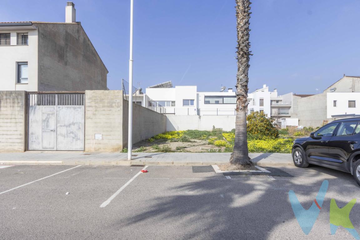  Se ofrece en venta una magnífica parcela edificable en el encantador municipio de Albalat dels Sorells, una zona que ha crecido de manera equilibrada, combinando el encanto del entorno rural con la proximidad a las comodidades urbanas. Este terreno ofrece una oportunidad única para aquellos que buscan invertir en un entorno tranquilo, pero bien comunicado. Ubicada estratégicamente en una de las mejores zonas de la población como es Espais del Est, la propiedad se encuentra a escasa distancia de una estación de metro, facilitando el acceso rápido y sencillo a Valencia y sus alrededores. Esta proximidad al transporte público es ideal para quienes desean disfrutar de un estilo de vida sereno sin renunciar a la conectividad con la ciudad.El terreno ofrece múltiples posibilidades de desarrollo, ya que su cualidad de edificable permite planificar una vivienda adosada, planta baja y primer piso  respetando  la normativa urbanística que obliga a un retranqueo delantero de tres metros y otro posterior de mínimo tres metros y medio. Consta de una fachada de casi 9 me y un profundidad de unos 20m. Las vistas desde la finca son un testimonio de la riqueza paisajística de la zona, con campos que se extienden hasta donde alcanza la vista y un cielo amplio que proporciona maravillosos amaneceres y atardeceres. Albalat dels Sorells, conocido por su ambiente tranquilo y amigable, ofrece a los futuros propietarios una comunidad acogedora con todas las comodidades necesarias para una vida confortable. Las cercanas escuelas, supermercados y servicios básicos están a pocos minutos, reduciendo las distancias para las necesidades del día a día.Para los amantes de la naturaleza y el aire libre, esta finca es el punto de partida perfecto para excursiones a pie o en bicicleta por los alrededores, permitiendo disfrutar de paisajes pintorescos y de la paz que solo se encuentra lejos del bullicio metropolitano. Además, la riqueza agrícola de la región es perfecta para aquellos interesados en la siembra y el cultivo personal, aprovechando las bondades del suelo fértil.Este terreno no solo representa una oportunidad de inversión, sino también la posibilidad de construir un futuro en un entorno que respira autenticidad y calma. La flexibilidad de esta propiedad es ideal tanto para inversores novatos como para aquellos con experiencia que buscan maximizar su rendimiento mientras disfrutan de un rincón privilegiado del Mediterráneo.Ven a visitarla, no te arrepentirás.Se muestra a título informativo y no contractual. El precio no incluye lo siguiente: Honorarios de la agencia inmobiliaria, impuestos (IVA, ITP) y otros gastos de la Compraventa (notaria, gestoría y registro).