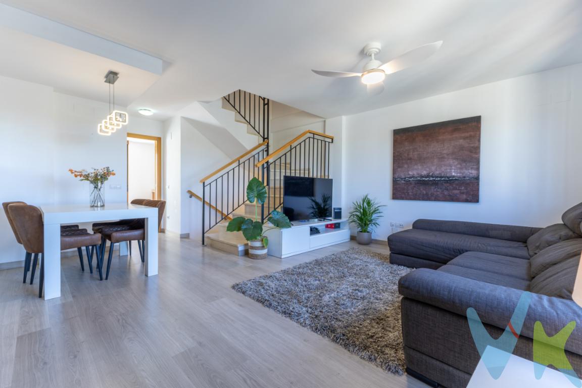  Presentamos una excepcional oportunidad para adquirir una propiedad única en la encantadora localidad de Canet d\'En Berenguer. Esta atractiva casa pareada, construida en el año 2007, combina el confort moderno con un diseño funcional para ofrecer una experiencia de vida inigualable. Con un total de 180 metros cuadrados construidos,  con un jardín a la entrada con orientación Sur y una terraza  con orientación Norte, ha sido inteligentemente distribuido para maximizar la comodidad y el uso eficiente de cada rincón.Accedemos a la vivienda por nuestra entrada independiente  con un salón comedor de 27.63 metros , conexión con la cocina independiente (ampliada de inicio, había una habitación que se anulo para ampliar la cocina) con salida a nuestra terraza de 15 metros para disfrutar del verano , primavera y el otoño , con nuestro rincón privado al aire libre, ideal para los amigos y la paella del Domingo ,además con fregadero y armario metálicos para salvaguarda la lavadora.En la primera planta la propiedad cuenta con una espaciosa habitación principal, con un vestidor (inicialmente era un baño en suite, que se podría recuperar)  ideal para establecer un refugio personal que garantice el descanso y la tranquilidad. En esa misma planta, dispone de un baño moderno que completa las necesidades diarias de manera eficaz. Pasamos a una habitación espectacular (inicialmente eran dos habitaciones ) con un balcón , con un armario empotrados de 7 puertas , con ventilador de techo y espacio para un escritorio.El exterior de la propiedad es igualmente impresionante. Disponemos de entrada comunitaria al garaje independiente y cerrado  con mando a distancia,  para acceder desde el interior  de la vivienda , pero con puerta ignífuga desde dentro  en el que puedes resguardar tu vehículo de forma segura, motocicletas , bicicletas y demás hobbies que podamos tener,  en el garaje tenemos un descalcificador que no esta actualmente en uso , pero se podría activar, junto al termo eléctrico de  de 50 litros marca FRESH.   La ubicación de esta casa es otra de sus grandes virtudes. Situada en Canet d\'En Berenguer, un área que combina la tranquilidad de un entorno residencial con la conveniencia de estar bien conectado,  muy cerca de la playa Raco del Mar , pegada a la zona escolar, al Ayuntamiento , a la piscina Municipal, al Auditorio y todo tipo de servicios  supermercados , cafeterías. La cercanía a transportes públicos, con una parada de autobús a poca distancia, facilita el acceso a los principales puntos de interés, tiendas, restaurantes y zonas de entretenimiento.Para disfrutar del aire libre, la vivienda ofrece una encantadoras  zonas donde se pueden disfrutar de momentos de relax o de agradables encuentros sociales al aire libre. Es el perfecto espacio donde se conjuga la tranquilidad  con el confort urbano, ofreciendo un oasis personal para descansar y desconectar del ajetreo cotidiano.Cada detalle de esta propiedad ha sido cuidadosamente seleccionado para proporcionar una experiencia de vida inmejorable. Desde su moderna cocina equipada con  electrodomésticos, vitrocerámica , horno y campana extractora marca  BALAY,  microondas marca  THOR ,  bancada de  SILESTONE ,  con espacio para comer tanto dentro de la cocina como en la terraza con una mesa y cuatro sillas  , hasta su luminoso salón diseñado para maximizar el confort y la funcionalidad con ventanas y puertas correderas de aluminio imitación madera y mosquiteras y suelo de parquet , Junto con tres ventiladores de techo repartidos por las distintas estancias de la vivienda.Nuestras escaleras de mármol no va a llevar a un espacio único nuestra buhardilla de 29 metros con ventanas oscilobatientes para, con doble orientación, con nuestro rincón mas intelectual , para la lectura, como la reflexión o simplemente un espacio para los adolescentes de la casa. Con 3 radiadores electricos Para aquellos que buscan una inversión en Canet d\'En Berenguer, esta propiedad representa una oportunidad inigualable. La combinación del diseño moderno, las comodidades y la ubicación estratégica, aseguran que esta casa sea igualmente viable como primera vivienda o como una rentable inversión inmobiliaria.No dejes pasar la oportunidad de visitar esta excepcional casa pareada. Estamos seguros de que cumplirá y superará tus expectativas, convirtiéndose en el hogar que siempre has soñado. Póngase en contacto con nosotros para concertar una visita y descubrir todo lo que esta maravillosa propiedad tiene para ofrecerte. Tu nueva vida en Canet d\'En Berenguer está a un paso de convertirse en realidad.En el precio del inmueble no se incluyen los gastos de notaría y registro de la propiedad (que depende de la notaría elegida y del precio de escrituración) y los impuestos (que en la Comunitat Valenciana varían dependiendo del precio del inmueble, de las características personales del comprador y de la calificación oficial del inmueble).Tampoco se incluyen los honorarios de la agencia inmobiliaria por la gestión en todo el proceso de la compraventa, tramitamos todos los cambios de suministros del inmueble, así como los impuestos que tenga vinculados la vivienda en su Ayto., Diputación o Hacienda, que ascienden al 3% del precio final del inmueble más el 21% de IVA.Por mandato expreso del propietario, comercializamos este inmueble en exclusiva, por lo que garantizamos un servicio de calidad, un trato fácil, sencillo y sin interferencias de terceros. Por este motivo, se ruega no molestar al propietario, a los ocupantes de la propiedad, a los vecinos, o conserjes del edificio o urbanización si los hubiera. Muchas gracias por su comprensión. Si usted es agencia inmobiliaria y tiene un cliente para este inmueble, llámenos, estaremos encantados de colaborar en esta y otras operaciones.Este inmueble se vende en cuerpo cierto y las medidas expuestas en el anuncio son aproximadas. 