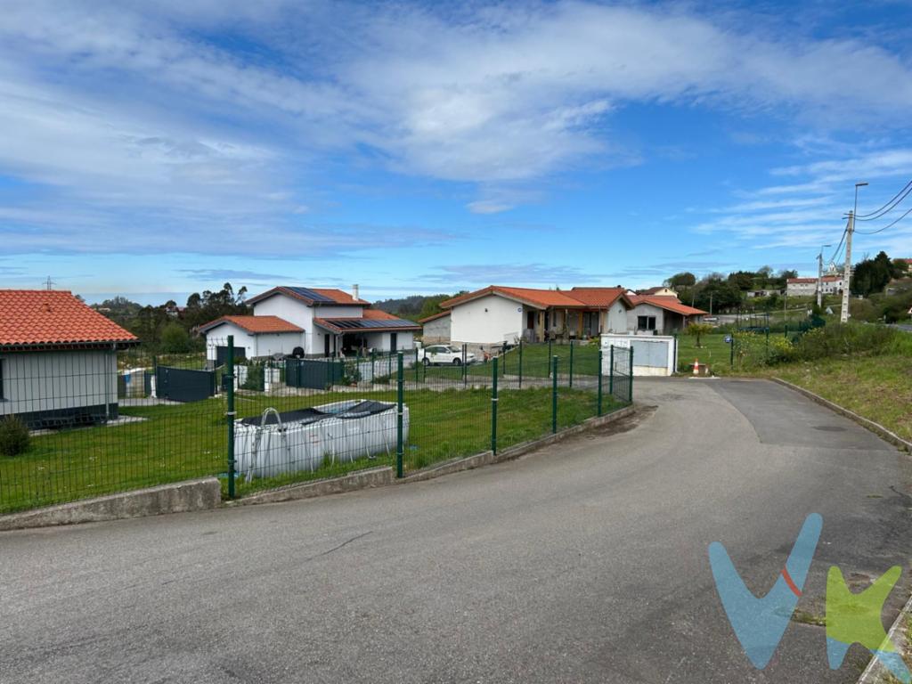 En venta una excepcional finca edificable ubicada en la deseada zona de Pruvia de Arriba, cercana al restaurante Venta del Jamón y dentro de una Urbanización abierta Situada en un entorno tranquilo, ofrece la posibilidad de construir la casa de sus sueños en un entorno natural y a la vez perfectamente comunicado al tener Bus enfrenteLa finca se entrega con luz agua y  totalmente cerrada, lo que proporciona un nivel extra de seguridad y privacidad, es especialmente valiosa para quienes valoran la intimidad y desean disfrutar de su espacio personal sin interrupciones. La delimitación de la propiedad también simplifica el proceso de desarrollo de cualquier proyecto arquitectónico, ya que ofrece claridad sobre los límites del terreno desde el inicio.Pruvia de Arriba es una zona conocida por su encanto y belleza natural, un lugar perfecto para quienes desean combinar la cercanía a la naturaleza con la conveniencia de accesos rápidos a servicios y comodidades urbanas. Sus paisajes serenos proporcionan un ambiente de paz, ideal para el descanso y la relajación, convirtiendo cualquier residencia en un verdadero santuario personal.Destaca también el potencial de esta finca como inversión segura ya que la zona está en constante revalorización, con una demanda creciente gracias a su ubicación estratégica  que ofrece proyecciones de futuro prometedoras en cuanto a retorno de inversión.En resumen, esta propiedad es mucho más que una simple parcela de tierra; es el inicio de un sueño hecho realidad que ofrece todo lo necesario para edificar un hogar único en un entorno incomparable. Conviene visitarla para apreciar en persona el verdadero potencial que ofrece. Solo experimentando el espacio podrá captar el valor y las posibilidades que encerra. Contáctenos para más información y para agendar una visita que puede cambiar su perspectiva del futuro.En el precio no está incluido IVA, escritura y registro de la propiedad.
