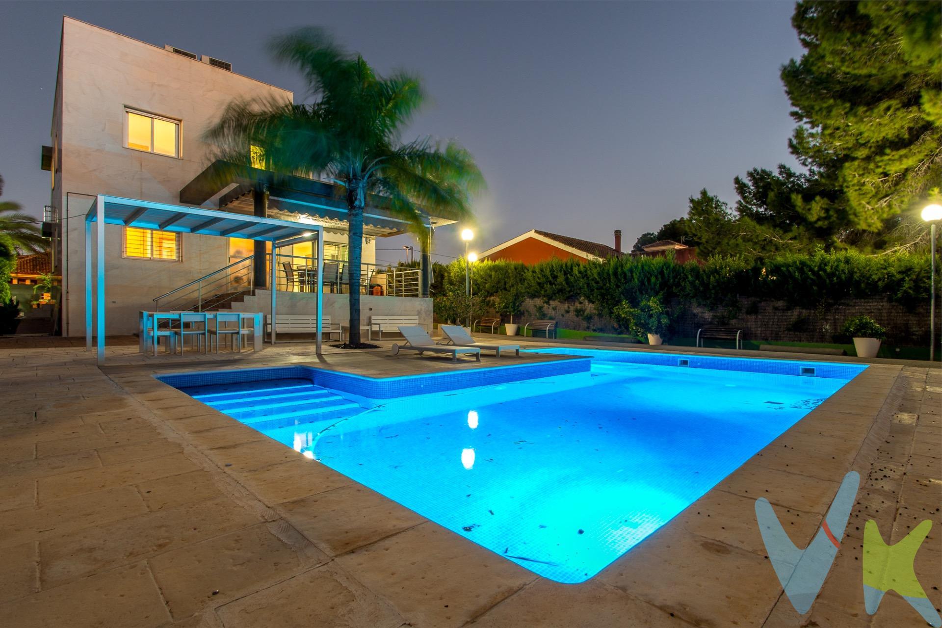 Crea el hogar que siempre has soñado en urbanización Los Conejos, Molina de Segura, donde la tranquilidad se mezcla con el confort moderno, se encuentra este chalet que redefine la palabra hogar. Una parcela de 1.100 metros cuadrados rodeada de verde, con piscina, jardín y una zona de barbacoa perfecta para disfrutar de los domingos en familia o reuniones con amigos al atardecer. Al entrar, el salón a doble altura llena el espacio de luz natural y amplitud, creando una sensación de libertad. La cocina, amplia y con acceso directo al porche y la piscina, se convierte en el corazón de la casa, donde se comparten risas y buenos momentos. En la planta baja, dos dormitorios y dos baños aportan comodidad y funcionalidad al día a día. Y en la planta superior, dos dormitorios más, un baño y un estudio te permiten trabajar, crear o simplemente soñar con vistas al entorno. Un hogar moderno, lleno de vida y rodeado de naturaleza. Un espacio para disfrutar cada día como si fuera vacaciones.