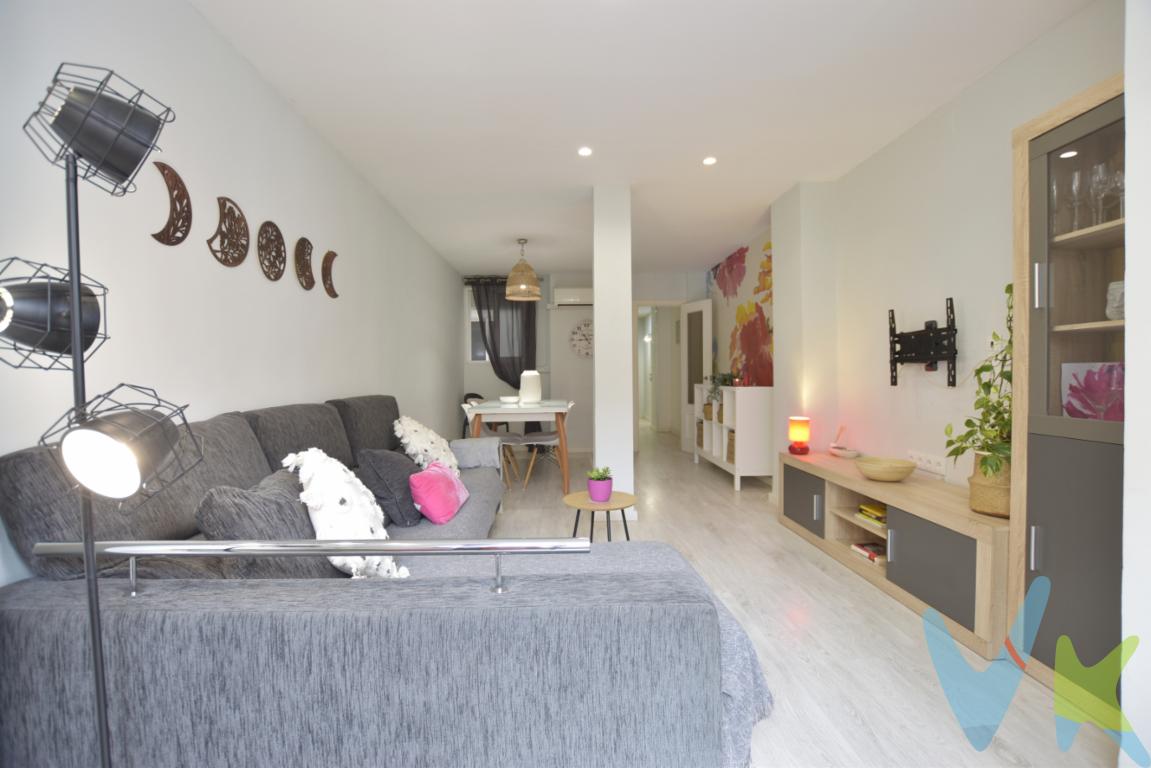 ¿Te apetece vivir en uno de los barrios más de moda y a la vez, mediterráneo en Valencia? Si es así, te ofrecemos una vivienda en el barrio \"El Cabañal\", calle Doctor Lluch, a pocos minutos andando de la playa de la Malvarrosa y hoy por hoy, es una de las zonas más demandadas por extranjeros y estudiantes, tanto por su encanto tradicional, antiguas casas de pescadores, como por su futura revalorización cómo inversión. Vivirás en un entorno único y diferente, sin dejar de escuchar las olas del mar, cerca del balneario \"Las Arenas\", al lado de la policía local, del mercado y rodeado de todo tipo de servicios, su polideportivo, un campo de football, farmacias e incluso ocio nocturno de moda de moda. Aunque, lo mejor de la vivienda, es su doble ventilación, orientación este-oeste, hay corriente de aire natural. además de la separación de ambientes, zona de día a la calle principal, como la de noche, con vistas a una zona ajardinada recibiendo la brisa del mar, en sus casi 90 metros construidos de casa con suelo, puertas y cocina reformadas hace 25 años. Hay dos baños, uno de ellos en suite con ventana y 3 armarios empotrados, así como muebles auxiliares de almacenaje que se quedan en la vivienda junto con el resto de los muebles y electrodomésticos, según reportaje fotográfico. Es un segundo piso sin ascensor, pocos gastos y sólo dos vecinos por planta y varias de las viviendas están destinadas a turismo vacacional.  ¿Es lo que buscas? La zona está muy bien conectada con autobús, tranvía y metro a cualquier parte de la ciudad y la universidad politécnica a menos de cinco minutos en coche. ¿Quieres más información? Llámanos y hacemos realidad tu proyecto de vida.  ¿Te gustaría enterarte en primicia de nuestros inmuebles en alquiler y venta? En VIVEKU.ES los publicamos con unos días de antelación.Contamos con 30 años de experiencia acreditada y nuestro objetivo es garantizarle un servicio de compra humano, ético, de calidad, fácil y seguro. Nuestro equipo lo integran agentes con la titulación AIR (Agente Inmobiliario Registrado) y Agentes Certificadores de la categoría Premium en certificación de inmuebles y debidamente registrados en el Registro de Agentes de Intermediación de la CV (RAICV 0743). Consulte en nuestras reseñas de Google lo que opinan los clientes que ya han trabajado con nosotros.El precio NO incluye: Impuestos, gastos de Notaría, registro y honorarios de inmobiliaria. 