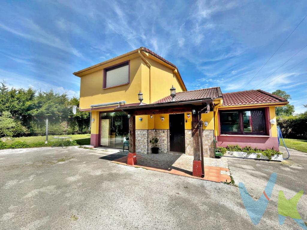 LUMINOSA CASA INDEPENDIENTE EN ZURITA    Amplia vivienda en venta en una de las zonas más privilegiadas  de Cantabria.  En Zurita de Piélagos, rodeada de naturaleza , se encuentra esta casa unifamiliar enclavada en  una finca de más de 3.990 m².  La propiedad consta en planta baja con salón, cocina, baño y  amplio dormitorio. la planta superior alberga dos hermosos dormitorios y un cuarto  de baño completo. Toda la casa disfruta de luz natural gracias a sus hermosos  ventanales con unas preciosas vistas al jardín privado. La  vivienda fue completamente reformada en el año 2005 por lo  que se encuentra en buen estado para hacer de ella tu hogar . A escasos minutos del acceso a la Autovía A8, 10 minutos  de Torrelavega y a 20 de Santander.   Si quieres vivir en una zona tranquila, lejos de los ruidos de las grandes ciudades... ESTA ES TU OPORTUNIDAD!!! Una  zona ideal para quienes buscan naturaleza, deporte y  calidad de vida.   PÍDENOS UNA VISITA, ¡TE LO ENSEÑAMOS SIN  COMPROMISO!Al comprador se le cobrará un 1,5% de gastos de gestión.Los precios mostrados no incluyen impuestos, gastos de compraventa ni financiación.