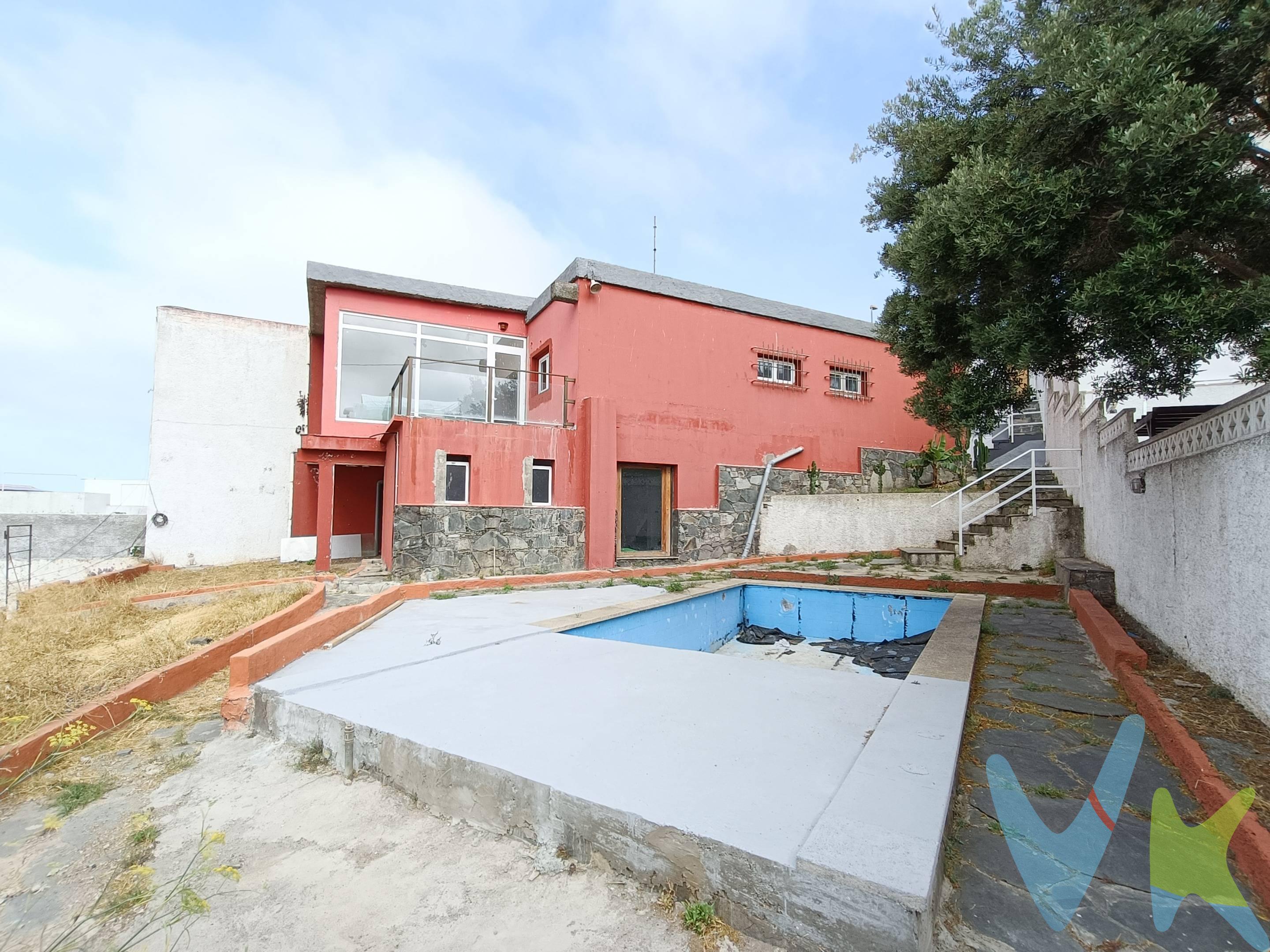 Se vende chalet independiente en la zona de Tafira, con una parcela de 523 m² y 140 m² construidos. . La planta superior cuenta con  4 dormitorios, 2 baños, la cocina con isla y un amplio salón con grandes ventanales y vistas despejadas a la montaña, además de una terraza donde disfrutar del aire libre y de las vistas con total intimidad. La planta baja es diafana, un lienzo en blanco para cubrir las necesidades de su nuevo dueño: una zona de trabajo, para hacer ejercicio, para practicar hobbies.. Hay otra terraza en la planta baja donde se encuentra un cuarto de baño y otra habitación al que se le pueden dar muchos usos. . El exterior ajardinado rodea la vivienda por 3 de sus lados dando muchísimo espacio entre viviendas. Encontramos una zona de asadero, una piscina un garaje con espacio para dos coches y un gran trastero. . La propiedad necesita reforma, lo que la convierte en una excelente oportunidad para personalizar y convertirla en el hogar ideal, en una zona tranquila y muy bien conectada. Ubicada en un entorno residencial privilegiado y a pocos minutos del centro de Las Palmas, Tafira es una de las zonas residenciales más exclusivas y tranquilas de Gran Canaria. Conocida por su entorno natural, su clima suave durante todo el año y su proximidad al Jardín Canario y a la Universidad de Las Palmas, es una ubicación muy valorada por quienes buscan calidad de vida sin alejarse demasiado del centro de la ciudad.