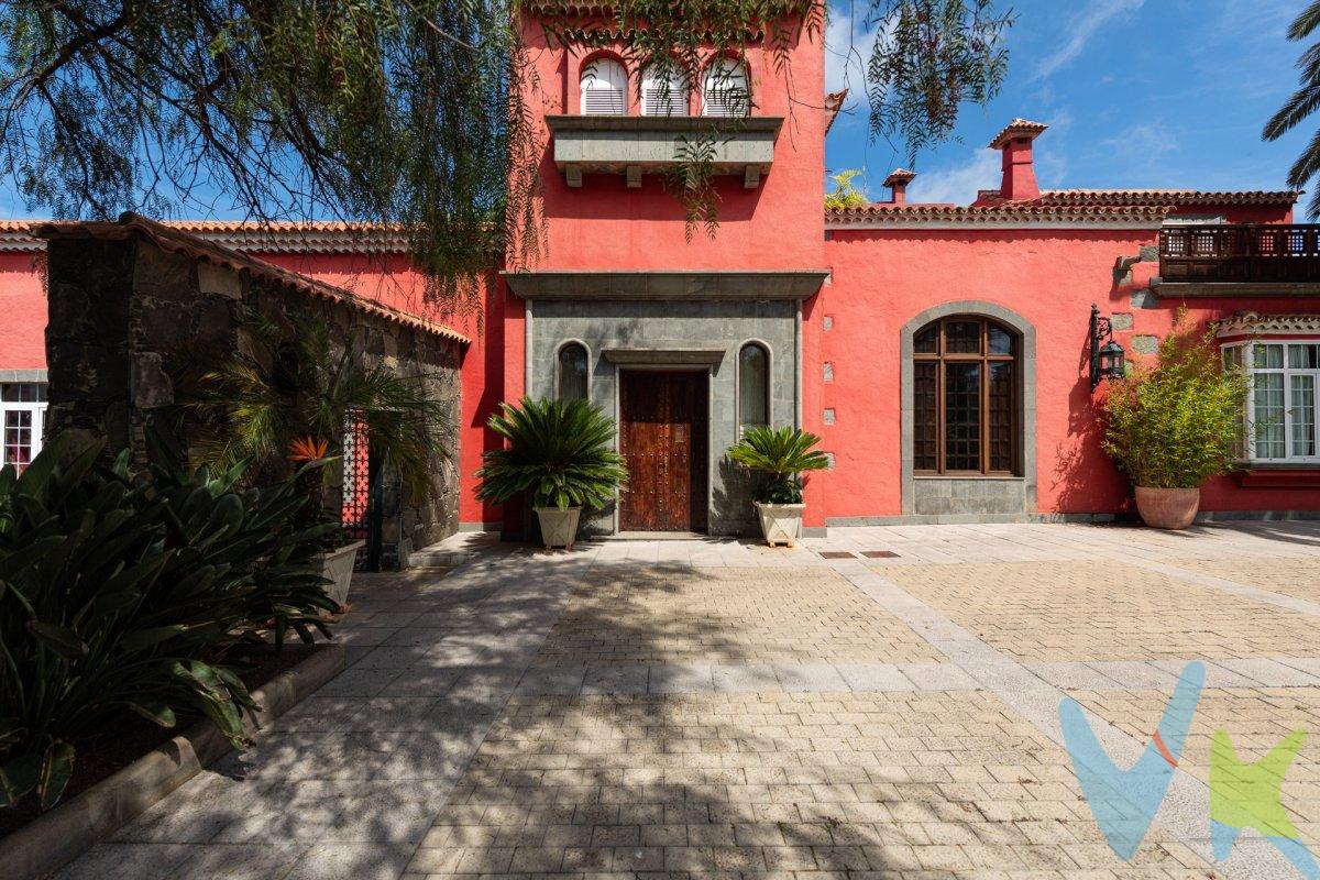 1. CASA PRINCIPAL.  .  1.1 - PARTE BAJA (tiene dos zonas):.  1.1.1 Zona noble: 2 salones principales con chimenea y televisión, dormitorio con baño completo, despacho con biblioteca. Entrada principal en mármol blanco y cantería de Arucas, capiteles de madera pintados en la decoración del techo. Altura de 5,42 metros en la entrada principal, escalera de mármol que conduce a los dormitorios, aseo, hall de entrada con chimenea de mármol de Carrara, comedor para 14 personas, techo a dos aguas en morera y otra sala de estar.  1.1.2 Zona de servicio: 1 dormitorio con baño, 1 pequeño comedor (6 comensales), cocina y zona de lavado y planchado, cocina familiar con despensa.  .  1.2 PLANTA ALTA: tiene una escalera de madera de morera, dormitorio principal con vistas y baño con mármol de carraca, vestidor, chimenea de madera, terraza con mesa y sillas, y balcón.  .  Dormitorio con vestidor y baño completo y armarios. Dormitorio con armarios y baño completo, todo en madera y mármol blanco.  .  2. ZONA EXTERIOR.  2.1 Aparcamiento para 10 coches en el exterior y 6 en el interior.  2.2 Anexo al cortijo, piso, donde actualmente se realiza el lavado y planchado. 2.3 Pista de baloncesto.  2.4 Huerto y zona de almacenaje y taller.  2.5 Bosque y jardín canario con esculturas de madera de caballo, árboles diversos, palmeras y todo tipo de plantas, trabajo realizado por un técnico paisajista.  2.6 Casa de invitados, actualmente oficinas, con baño: 1 despacho, sala de reuniones y oficina administrativa.  2.7 Bodega convertida en salón de celebraciones con cocina, 2 aseos, bar, comedor, discoteca y escenario, techo a dos aguas en madera de castaño y tea.  2.8 Zona de barbacoa para 70 comensales.  2.9 Cisterna de 480 metros cúbicos con una pequeña plaza.  2.10 Caballerizas para 4 caballos con sala de alimentación y guarnición y baño.  2.11 Zona de piscina con solárium y vestuarios masculino y femenino con aseos.  2.12 Cocina de la piscina con comedor.  2.13 Ermita restaurada con frescos y mampostería de piedra.  2.14 Cueva con mesa y barbacoa.  .  3. CUALIDADES DE LOS MATERIALES.  - Suelos de madera maciza de morera y techos de madera a dos aguas.  - Carpintería de aluminio anodizado blanco con rotura de puente térmico y doble acristalamiento.  - Muros perimetrales e interiores de cantería de Arucas y sillería de 72 cm de espesor.  - Toda la casa está revestida de corcho proyectado con propiedades aislantes e impermeabilizantes.  -Orientación Norte-Sur (sol todo el día).  -Videoportero (Fermax).  -Radiadores y aire acondicionado.  -Pavimento de mármol en la entrada y en la escalera.  -Iluminación en toda la casa (instalación realizada por el grupo Lledó).  .  .  