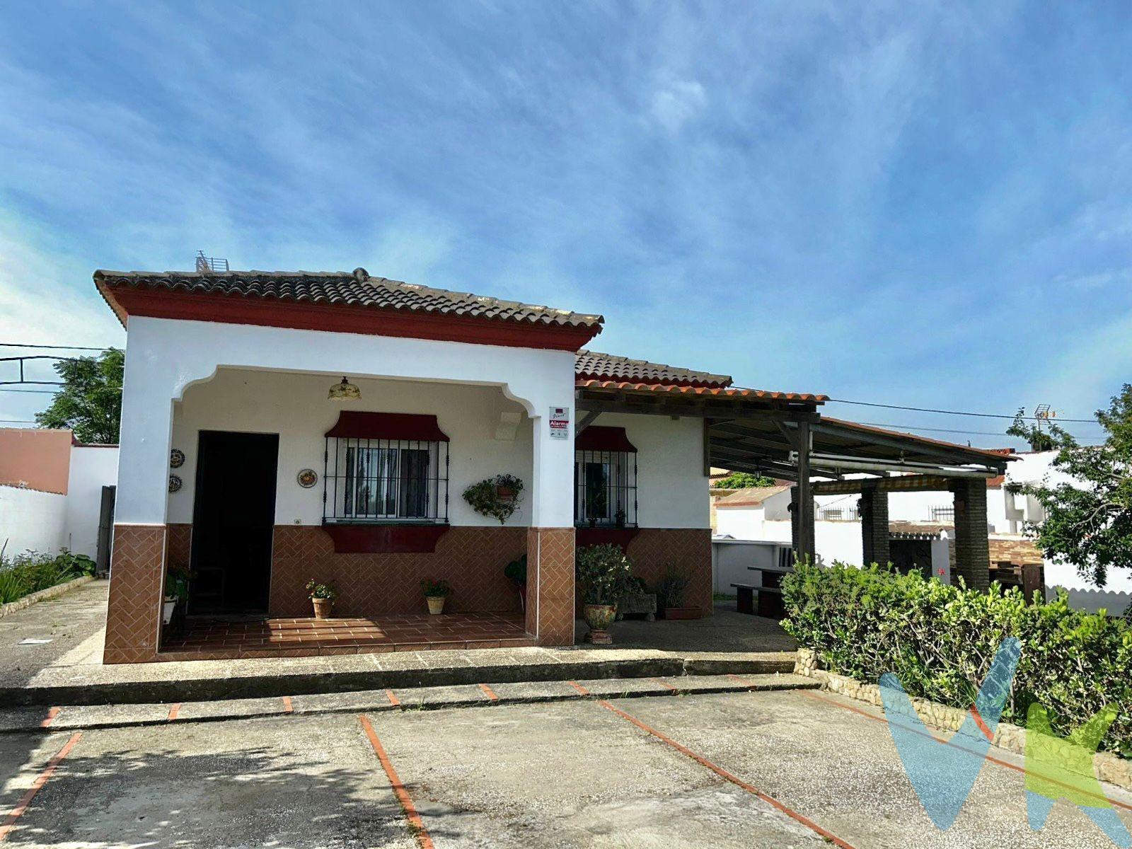 Chalet en Chiclana situado en la zona del Pinar de Los Franceses, a 6 Km del centro de la ciudad, a 13 Km de la playa La Barrosa y a tan sólo 2,5 Km del Centro Comercial Puerta de Chiclana donde podrás encontrar una amplia variedad de tiendas, cafetería, supermercado, gimnasio, taller de coche.., y con fácil acceso a la autovía hacia Cádiz, Jerez ó Conil, este inmueble combina tranquilidad con accesibilidad y su ubicación es ideal para quienes buscan comodidad. La vivienda cuenta con 77 m2 construidos distribuidos en un acogedor porche delantero, 3 amplios dormitorios, destacando el dormitorio principal equipado con armario empotrado para maximizar el espacio disponible, baño completo, salón comedor con chimenea perfecta para los días más fríos de invierno  y cocina equipada independiente con salida al porche lateral con merendero y zona de barbacoa ideal para reuniones familiares o sociales durante todo el año. Todas las ventanas de la vivienda disponen de mosquiteras. En el exterior nos encontramos a la entrada de la parcela con zona de aparcamiento para varios coches, zona ajardinada con árboles frutales, piscina desmontable en uso y ducha exterior. Además de un trastero de 11 m2 construidos con toma de agua y luz. Parcela de 674 m². La vivienda se queda completamente amueblada. Los gastos de notaría, registro, impuestos, honorarios de la agencia y otros gastos inherentes a la compraventa no están incluidos en el precio. A su vez, disponemos del Documento Informativo Abreviado de la vivienda, según decreto 218/2005 de 11 de Octubre.
