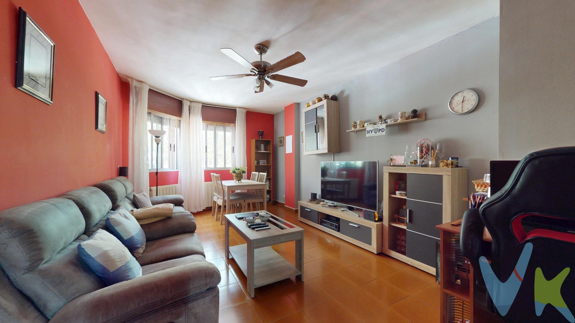 Hermoso piso en la zona de Parquesol, es una oportunidad fantástica para quienes buscan comodidad y espacio.  La vivienda cuenta con cuatro dormitorios grandes, ideales para familias que necesitan espacio adicional o para quienes desean tener habitaciones amplias y luminosas. El salón es muy espacioso, perfecto para disfrutar en familia o recibir visitas, ofrece un ambiente cálido y acogedor. La cocina esta bien cuidada, moderna y funcional, con espacios de almacenamiento necesarios para facilitar la vida diaria. Los dormitorios son amplios y , brindan un ambiente cómodo y relajante. Además, la propiedad dispone de dos baños reformados, diseñados con buen gusto y funcionalidad, para mayor comodidad de todos los habitantes. Ubicada en una zona tranquila y bien comunicada, cerca de servicios, comercios, parques, excelente opción para quienes buscan un hogar espacioso. El precio es atractivo junto con todo lo que podemos ofrecer en este inmueble. No te pierdas la oportunidad de visitar esta propiedad que combina comodidad, funcionalidad, y una ubicación estratégica. El precio no incluye impuestos y gastos por la compra que correrán a cargo de los compradores, excepto impuesto de plusvalía municipal que correrá por cuenta de los vendedores. La vivienda tiene unos honorarios de Agencia Inmobiliaria a cargo del comprador de 4%+IVA. 