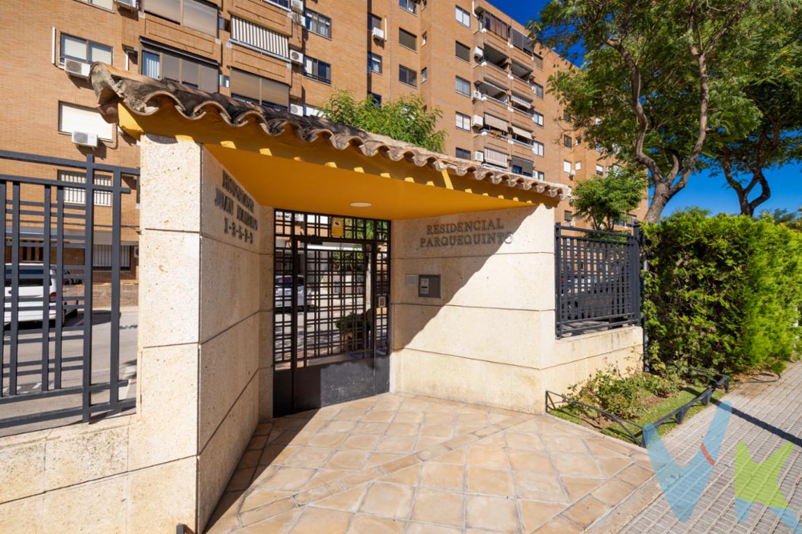 FANTASTICO PISO EN HISTORIADOR JUAN                MANZANO - PARQUE QUINTO

¡Un hogar acogedor y espacioso en un entorno privilegiado!

Residencial privado, con piscina comunitaria, pista de tenis y parking en superficie.

Este piso de 121 metros cuadrados se encuentra en un lugar privilegiado de Condequinto (Montequinto) y te ofrece la tranquilidad de un residencial privado, junto con la comodidad de tener todo lo que necesitas muy cerca de ti.

Al pasar el Hall de entrada, nos encontramos a nuestra izquierda una gran cocina totalmente equipada más una zona de lavadero ofreciéndonos así mucha luz y ventilación.

Continuamos accediendo a un amplio salón, espacioso e ideal para dividirlo en dos zonas, salón-comedor y zona de TV o descanso.

El salón se abre a una terraza interior perfecta para disfrutar de momentos de relax o aperitivos con amigos.

La vivienda cuenta con 4 habitaciones amplias, el dormitorio principal tiene baño en suite. Además, dispondrás de 2 dormitorios individuales con armario empotrado cada uno, y uno más de invitados que también tiene un buen tamaño.

Además, hay dos baños, uno de ellos en suite dentro de la habitación principal y otro común ofreciendo espacio de sobra para ti y tus seres queridos.

Trastero propio en el mismo edificio.

Pero lo que realmente hace que esta vivienda sea especial es la sensación de comodidad y relax que se respira en ella.

Además, el residencial ofrece una gran piscina comunitaria y espacios ajardinados, que son ideales para disfrutar del verano.

Pista de tenis perfecta para los amantes del deporte.

Parking en superficie en el interior del residencial privado, el cual ofrece mayor comodidad. 

La ubicación en de esta vivienda es estratégica, con fácil acceso a los servicios y comunicaciones de la zona.

Autobús:
Líneas de autobús a 2-3min a pie, que pasan cerca son:
- Línea M-123 (Montequinto - Sevilla)
- Línea M-124 (Condequinto - Sevilla)

Metro:
Las estaciones de metro más cercanas son:
- Montequinto, Condequinto y Pablo de Olavide. Todas ellas a unos 5-10 minutos a pie.

Universidad:
La Universidad Pablo de Olavide se encuentra a unos 15-20 minutos a pie, 5-10 en coche o transporte público.

En resumen, esta vivienda es un lugar perfecto para desconectar y disfrutar de la vida, rodeado de comodidades y con fácil acceso a todos los servicios de la zona.

¿Te imaginas viviendo aquí?

No dudes en contactarnos para poder concertar una visita a la mayor brevedad posible.

Informamos que el precio de venta no incluye: Honorarios de la agencia inmobiliaria,
impuestos (el Impuesto de Transmisiones Patrimoniales, IVA o AJD, en su caso),
otros gastos de la compraventa (gastos de registro de la Propiedad, Notaría, gestión
ni de posible financiación).
Documento D. I. A. a disposición del consumidor según Decreto 218/2005 Junta de
Andalucía.
