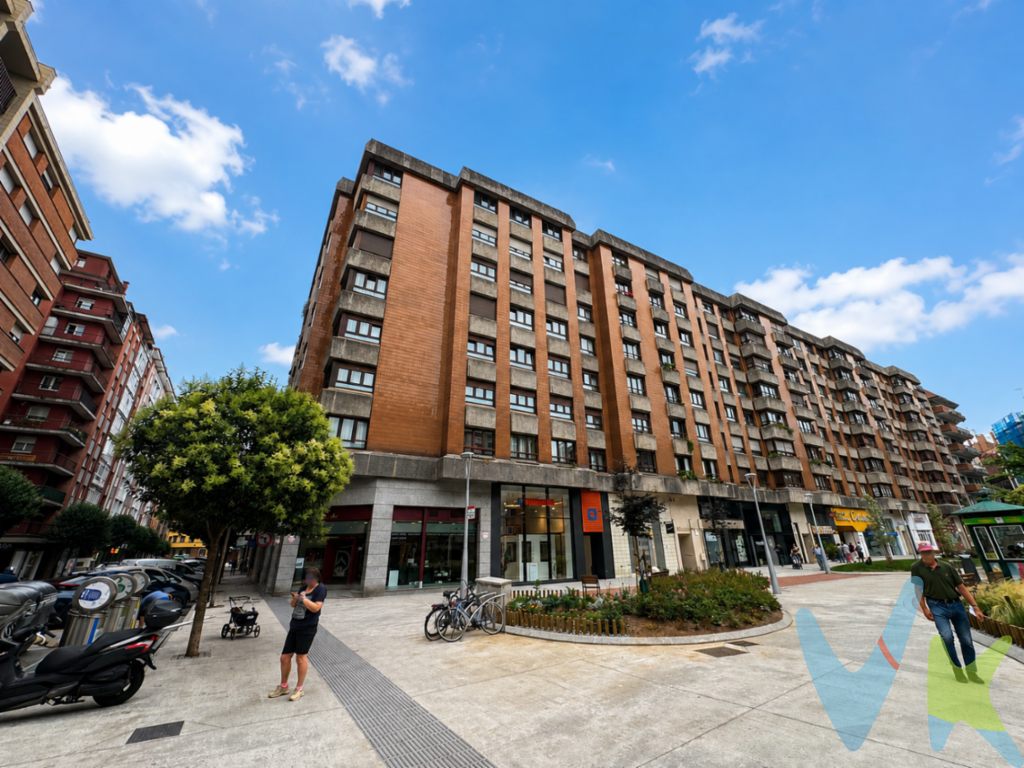 Es probable que estés buscando hace tiempo un piso con una muy buena ubicación, céntrico, a menos de 10 minutos caminando de la playa de San Lorenzo, con tres dormitorios y además que tenga una buena plaza de garaje que te permita disfrutar de tu propiedad sin el agobio de tener que buscar aparcamiento en la zona.Bien...Pues todo lo anterior lo tienes ahora a tu alcance.Ponemos a la venta un piso en buen estado de conservación , distribuido en tres dormitorios, un baño, salón y cocina....y si ....no nos olvidamos, con plaza de garaje incluida en el precio , en el propio parking del edificio, uno de los más cotizados de la zona.Si decides mudarte a esta propiedad disfrutarás de su ubicación privilegiada, en carretera de la costa, en el barrio de la arena, muy cerca de calle Uría y del Bibio.Podrás ir a la playa en apenas unos minutos, disfrutar del ambiente del barrio de la arena o bien acercarte al centro de gijón a hacer compras o disfrutar de sus calles.El parque de Isabel La Católica, el Molinón o el Grupo Covadonda también los tendrás a tu alcance , sin falta de coger el coche.Pero si decides cogerlo bien por comodidad o porque te quieres desplazar al trabajo o a hacer turismo, no te preocupes...te espera una buena plaza de garaje con acceso directo en ascensor que te quitará el estrés lógico de buscar aparcamiento.No lo pienses más y llámanos para informarte......ah! ..y no olvides pedir visita......Compra esta propiedad y empieza a disfrutar de tu nuevo proyecto.Se informa a los interesados que el precio de venta indicado no comprende el Impuesto de Transmisiones Patrimoniales (ITP) , los gastos asociados a la compraventa (notaría, registro de la propiedad y otros) ni los honorarios de la agencia inmobiliaria a cargo del comprador.