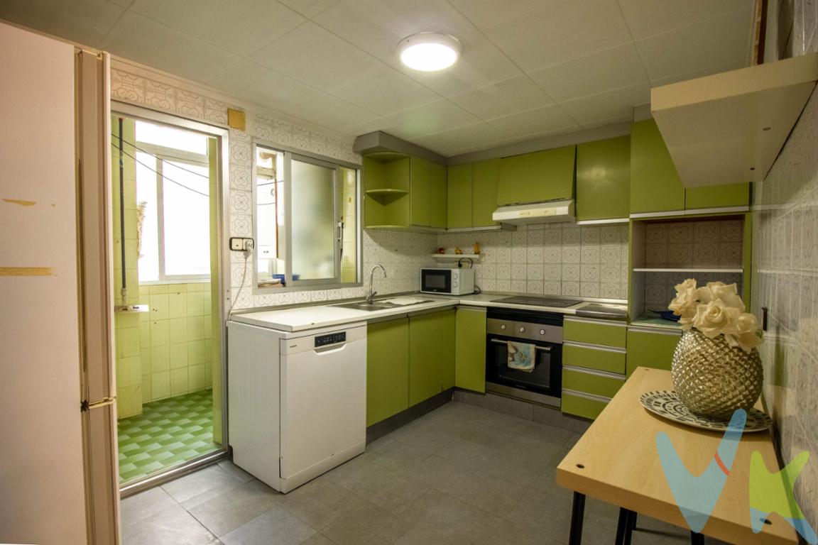 ¿Buscas espacio, luz y comodidad en el corazón de Puerto de Sagunto? Este piso es para ti. Te presentamos esta magnífica vivienda de 113 m² situada en una quinta planta con ascensor, en pleno centro de Puerto de Sagunto. Una casa pensada para familias que necesitan amplitud sin renunciar a tenerlo todo a mano. La vivienda cuenta con:. 4 dormitorios, ideales para familias o para disponer de despacho o habitación de invitados. 1 baño completo y 1 aseo, para mayor comodidad en el día a día. Cocina con lavadero independiente. Amplio salón con terraza, perfecto para disfrutar del buen clima mediterráneo. Aire acondicionado. Muy luminoso, gracias a su altura y orientación. Su ubicación es inmejorable: a pocos pasos de comercios, colegios, centros de salud, transporte público y todos los servicios que necesitas, sin necesidad de coger el coche. Una oportunidad única para vivir en el centro con todo el espacio que tu familia merece. Por mandato expreso del propietario, comercializamos este inmueble en exclusiva, por lo que garantizamos un servicio de calidad, un trato fácil, sencillo y sin interferencias de terceros. Por este motivo, se ruega no molestar al propietario, a los ocupantes de la propiedad, a los vecinos, o conserjes del edificio o urbanización si los hubiera. Muchas gracias por su comprensión. La oferta está sujeta a cambios de precio o retirada del mercado sin previo aviso. Este anuncio en su conjunto, incluyendo textos, fotos, imágenes o cualquier otro contenido del mismo, no es vinculante dado que la información es ofrecida por terceros y puede contener errores. Se muestra a título informativo y no contractual. Este inmueble se vende en cuerpo cierto y las medidas expuestas en el anuncio son aproximadas. Agencia Registrada con el N.º 00101 en el Registro Obligatorio de Agentes Inmobiliarios de la Comunidad Valenciana. Puede consultar en la web de la GVA. El precio del inmueble no incluye los honorarios de la agencia que ascienden al 3%  + IVA del precio final del inmueble, ni los gastos de notaría y registro de la propiedad (que están sujetos a aranceles y varían dependiendo del precio de escrituración), ni los impuestos (que en la Comunitat Valenciana varían dependiendo del precio del inmueble y de las características personales del comprador. 