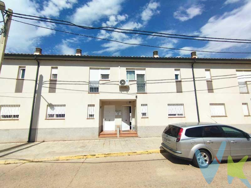 Oportunidad 105.000€. Unifamiliar Adosado de 3 plantas con terraza de 18 metros y jardín comunitario. La comunidad es tan solo 35€ al mes. Salón de 26 metros con split de aire acondicionado. Tres dormitorios, todos con aparatos de aire acondicionado con frio y caliente. Dos baños. Cocina equipada. Terraza de 18 metros. Garaje grande y trastero de 15 metros. Suelos de gres y parquet flotante. Ventanas climalit. Calefacción de gas individual. 