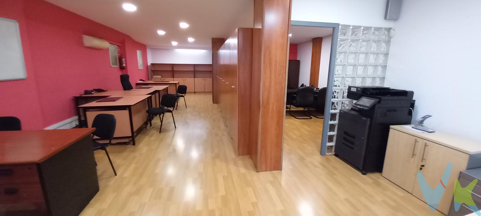 Le ofrecemos este Local Planta Baja, en muy buen estado. Actualmente como despacho. Ideal para Oficina. Ubicado en Calle Miquel Angel. Zona Rambla Brasil. Consta de una Superficie con elementos comunes de 125m2 (Según datos catastrales) y una Superficie construida y practicable de 109,66m2 (Según Registro de la Propiedad).Dispone de un Gran escaparate con amplia cristalera. Cocina Office y aseo. Zona totalmente diáfana. Aire acondicionado. No dispone de salida de humos. Comunicado con varias líneas de autobuses, Metro L-5 (Badal) y L-3 (Plaça del Centre).Los muebles y enseres que aparecen en las fotografías no están incluidos en el precio. Honorarios a cargo del vendedor. Gastos del comprador no incluido en el precio (ITP, Registro, Notario, etc...)