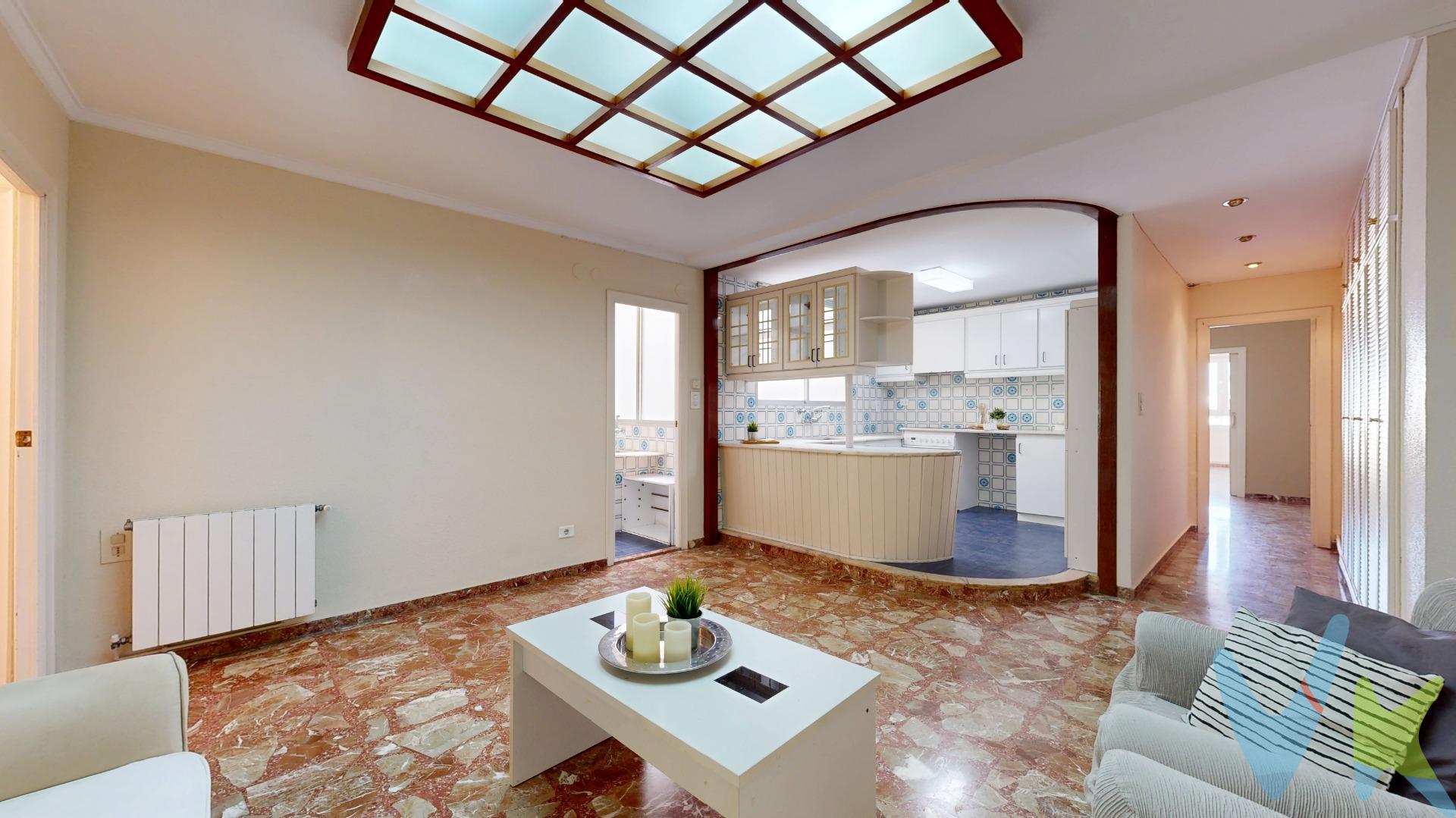 Descubre este impresionante piso de 138 m² ubicado en la tranquila localidad de Benifaió, en pleno centro de la población, junto la plaza central del Ayuntamiento, dentro de la hermosa Comunidad Valenciana. Este inmueble se encuentra listo para entrar a vivir, ofreciendo un estado impecable que facilitará tu mudanza inmediata. Con una orientación noreste, disfrutarás del calidez matutino sin el agobiante calor vespertino. ¿Buscas una vivienda en una ubicación privilegiada?. Ubicada en pleno centro junto al Ayuntamiento, próximo a todos los servicios. Al entrar, encontramos un amplio espacio de recepción que nos conduce a la zona social, compuesta  por dos zonas, un salón de grandes dimensiones con amplios ventanales con bonitas vistas   despejadas a la montaña, un rincón perfecto para la lectura o para disfrutar de la privacidad del hermoso salón,  la otra zona un espacioso comedor donde podrás pasar en familia y amigos momentos especiales, además  hay unos amplios armarios empotrados lacados en blanco. A continuación nos encontramos con amplia cocina office con un como salón. . Accedemos a la zona de descanso, tres dormitorios, uno de ellos con baño en suite, además hay otro baño. La vivienda dispone de aire frio calor por splits, caldera, toda la vivienda se encuentra aislada de ruidos, además de tener una fachada rehabilitada de piedra blanca con aislamiento acústico y térmico. Si lo que buscas es una propiedad con amplios espacios, mucha luz  y para entrar a vivir, no dudes  esta es tu casa, llámanos.  En el precio del inmueble, no están incluidos los gastos de la compraventa ni los honorarios de la agencia.  . 