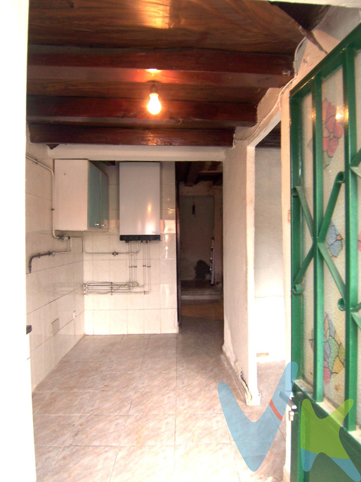 Casa urbana en el centro de Cerceda, a reformar. La casa tiene una planta, de 35m2 y según proyecto aprobado por el dpto. de Urbanismo del Ayto, se puede alinear con calle ganando otros 7m2 (en total 42m2). Esos 7 m2 son del solar e igualar con la acera. La casa consta actualmente de hall, salón, cocina, dormitorio y baño. Está en uso. Materiales: La casa está a reformar. Ventanas con contraventanas de metal. Vigas de madera vistas. Caldera de gas natural. Alarma. Para más información y visitas llamar al 602 255 013 (Juan José)
