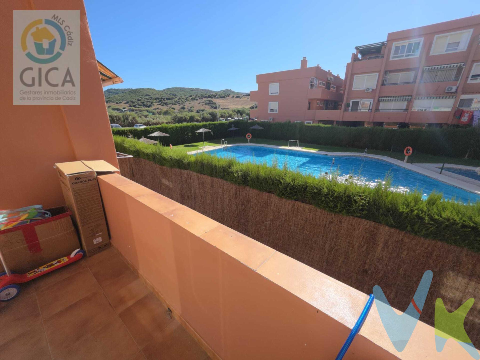 Descubre esta joya inmobiliaria ubicada en la tranquila y codiciada zona de Getares, Algeciras. Este acogedor apartamento reformado ofrece un espacio ideal para disfrutar del estilo de vida mediterráneo. Cuenta con una habitación doble, salón-cocina y una hermosa terraza donde podrás relajarte al sol o compartir momentos inolvidables con amigos y familiares. La propiedad incluye un baño moderno perfectamente equipado y está situada dentro de una urbanización que te garantiza acceso a excelentes instalaciones como piscina comunitaria perfecta para los días cálidos. Además, tendrás la tranquilidad adicional del parking privado incluido. Su ubicación es inmejorable; rodeado por colegios e instituciones médicas cercanas asegurando así todo lo necesario al alcance de tu mano. Sin duda alguna este apartamento exterior representa no solo confort sino también calidad familiar junto a todas las comodidades necesarias en el día a día. ¡No pierdas la oportunidad! Ven a visitar esta maravillosa opción residencial soñada tanto si buscas invertir o establecerte permanentemente!. ---------------------. Informamos a nuestros clientes que los gastos de notaría, registro, gestoría, impuestos y los honorarios de la agencia  NO están incluidos en el precio. A su vez, disponemos del documento informativo abreviado de la propiedad (según decreto 218/2005, del 11 de octubre) y de seguro de caución, para la protección del dinero entregado como señal para la reserva de una vivienda. Por mandato expreso del propietario, comercializamos este inmueble en exclusiva, lo que le garantiza el acceso a toda la información, a un servicio de calidad, un trato fácil, sencillo y sin interferencias de terceros. Por este motivo, se ruega no molestar al propietario, a los ocupantes de la propiedad o a los vecinos. Muchas gracias por su comprensión. 