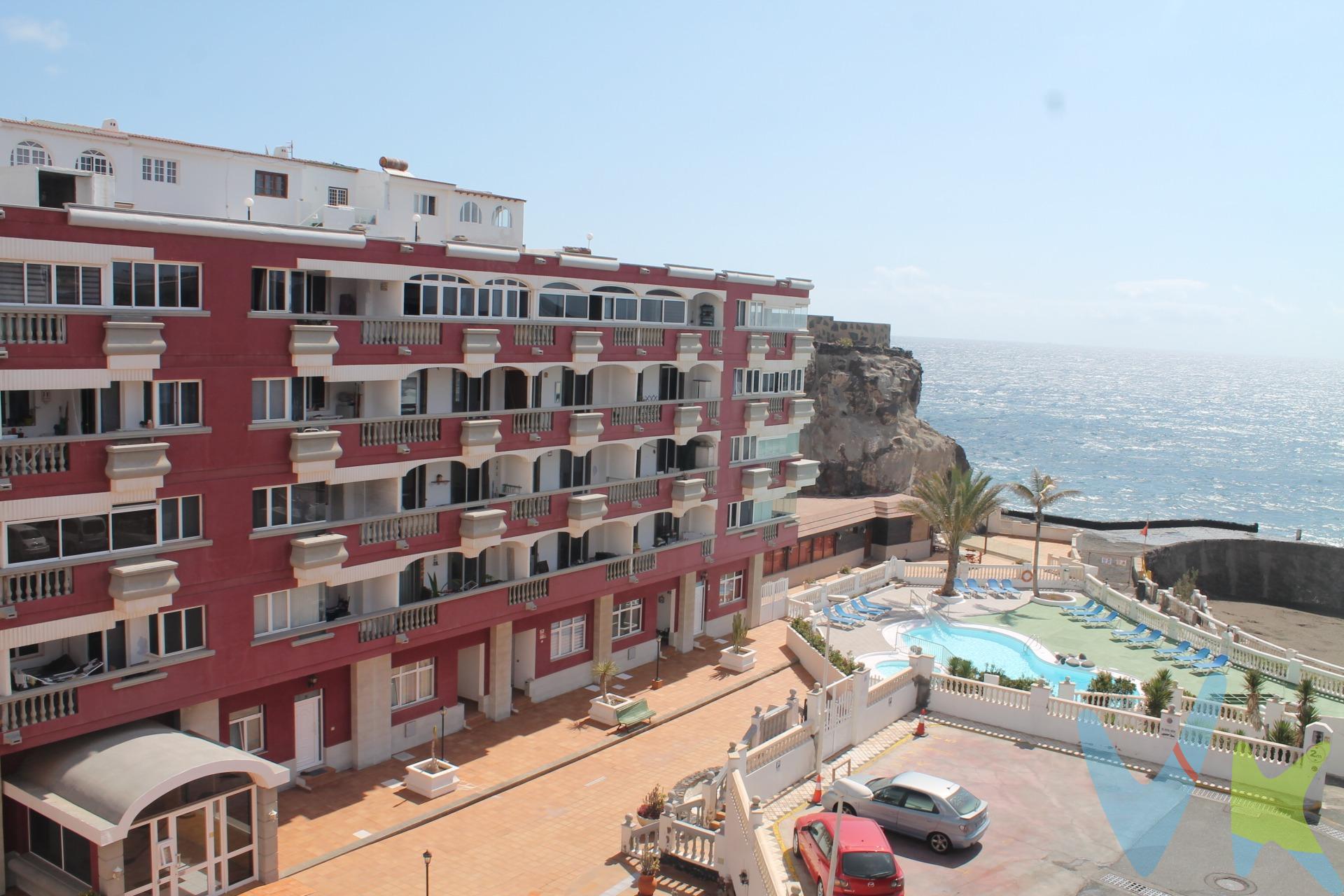 ¡Tu casa junto al mar te espera! Vivienda con vistas, garaje y todas las comodidades. ¿Sueñas con vivir cerca del mar o hacer una inversión inteligente? Esta propiedad de 60 m² te ofrece mucho más que una simple vivienda; es calidad de vida. ✅ Distribución tipo suite – Dos habitaciones unificadas para crear una estancia amplia y luminosa. ✅ Armario empotrado – Máximo aprovechamiento del espacio sin renunciar al estilo. ✅ Cocina independiente – Funcional y equipada. ✅ Salón comedor exterior – Con gran entrada de luz natural y espacio para relajarte o compartir. ✅ Impresionantes vistas al mar – Disfruta del azul del mar desde tu hogar. ✅ Aire acondicionado – Confort garantizado todo el año. ✅ Cuarto de lavado – Practicidad y orden en tu día a día. ✅ Plaza de garaje incluida – Comodidad y seguridad para tu vehículo. Grandes espacios comunes abiertos en la urbanización, que cuenta con dos piscinas y zona de hamacas. Una propiedad pensada para quienes valoran el confort, la funcionalidad y una excelente ubicación. Perfecta tanto como vivienda habitual, segunda residencia o como opción de inversión con alto potencial. ¡No dejes pasar esta oportunidad única de tenerlo todo junto al mar!. Contáctanos hoy mismo y agenda tu visita.