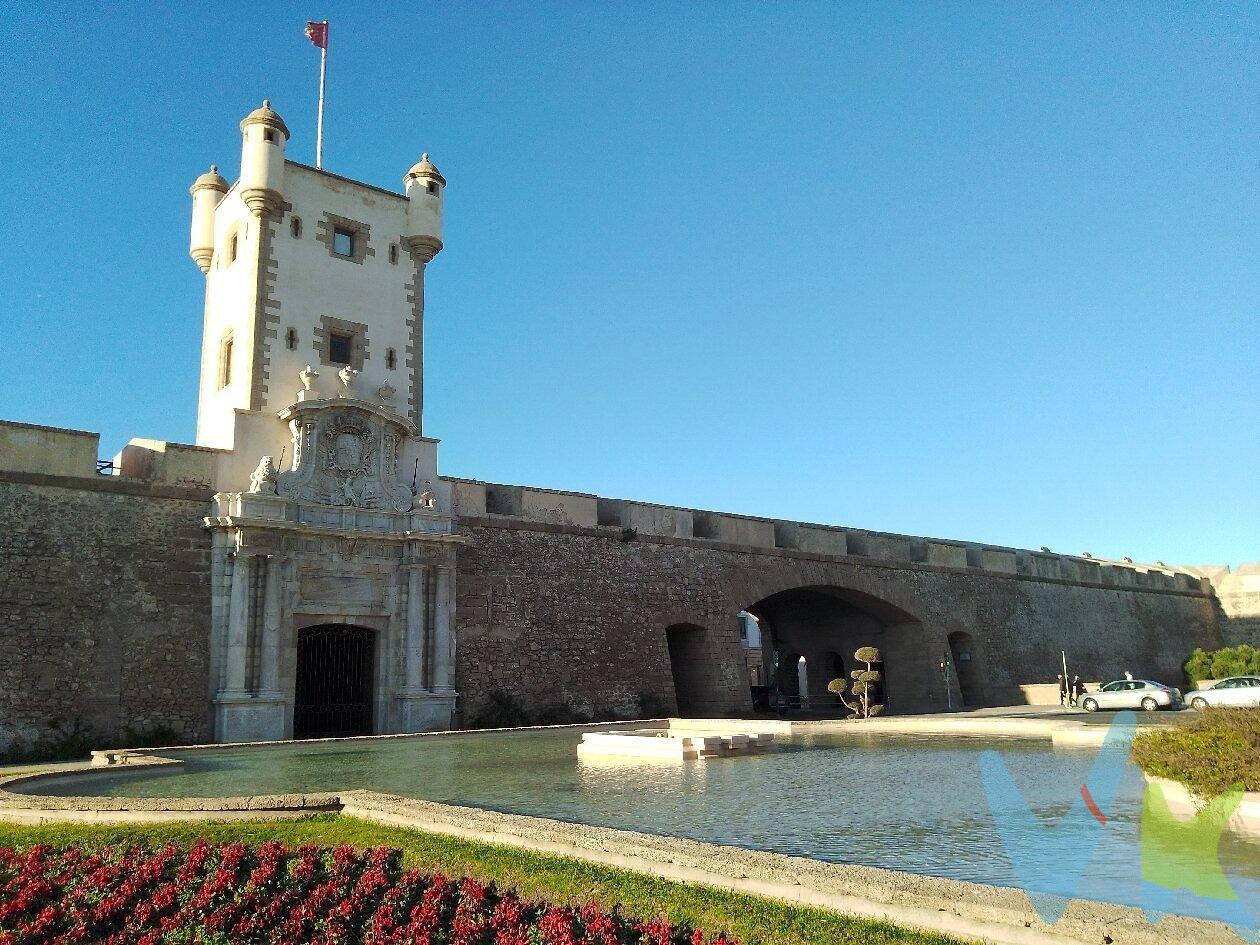 ¡Oportunidad única en el corazón de Cádiz! Este encantador estudio, completamente reformado en 2019, se encuentra en la planta baja y cuenta con 38 m² de espacio bien aprovechado. Ubicado junto a las puertas de Tierra, a solo 5 minutos de la hermosa playa de Santa María del Mar, te ofrece la comodidad de vivir en el centro con la tranquilidad de estar cerca del mar.  El espacio combina salón y dormitorio en un mismo ambiente, amplia cocina independiente y baño con placa de ducha,  .Destaca por sus techos altos con vigas vistas, que le aportan un toque de carácter y amplitud. ¡Una vivienda moderna, funcional y en una ubicación privilegiada! No dudes en contactarme para más detalles. ¡No dejes pasar esta oportunidad única de vivir en un lugar con tanto encanto y comodidad! 🏡✨. ¡Contacta con nosotros para concertar una visita!. Por mandato expreso del propietario, comercializamos este inmueble en exclusiva, lo que le garantiza el acceso a toda la información, a un servicio de calidad, un trato fácil, sencillo y sin interferencias de terceros. Por este motivo, se ruega no molestar al propietario, a los ocupantes de la propiedad o a los vecinos. Muchas gracias por su comprensión. De acuerdo con lo previsto en el Decreto 218/2005, de 11 de octubre, se informa al cliente que los Gastos Notariales, Registrales, impuesto de transmisiones (ITP), Honorarios de intermediación, Gastos financieros, y otros gastos inherentes a la compraventa no están incluidos en el precio. 