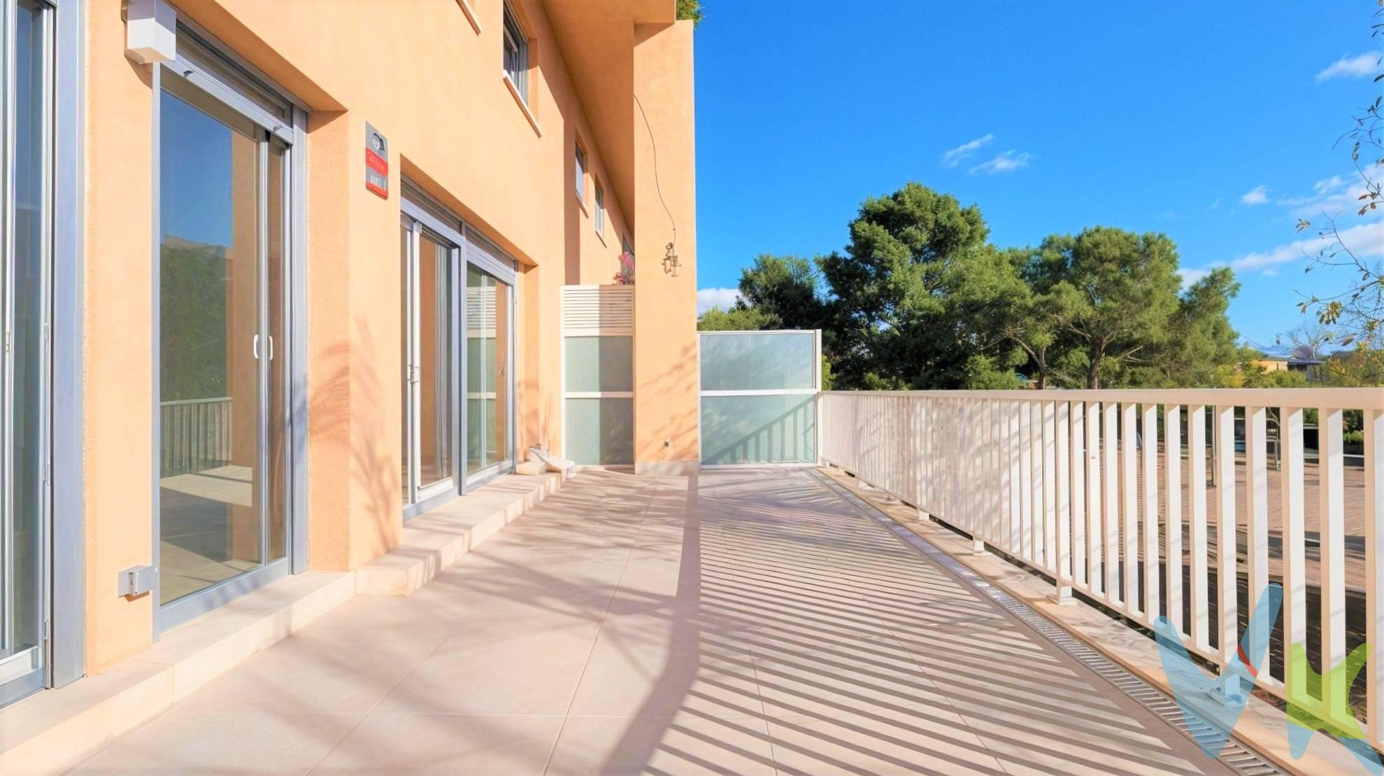 EXCLUSIVO DÚPLEX EN UN OASIS EN REUS. Tenemos el placer de presentarles, en exclusiva, esta magnífica vivienda tipo dúplex situada en una excelente urbanización de tan solo 12 vecinos, un auténtico remanso de paz en una zona privilegiada: un entorno donde la serenidad, la privacidad y el buen gusto se perciben desde el primer instante. . Con 122 m² útiles, la vivienda ofrece una distribución equilibrada y armoniosa, pensada para disfrutar de la luz natural y del confort en cada rincón. Sus espacios, claramente definidos, crean una atmósfera acogedora que invita a quedarse, a vivir y a sentir la seguridad de haber encontrado el lugar adecuado: un lugar al que llamar hogar. El inmueble ha sido totalmente actualizado con mimo,  utilizando materiales de alta calidad, ofreciendo todas las comodidades contemporáneas. Solo necesitarán añadir una decoración que les enamore, puesto que su distribución lo hará en cuanto lo visiten:. PLANTA INFERIOR. - Elegante hall recibidor con armario empotrado. - Salón-comedor en dos ambientes diferenciados: una amplia zona de comedor de 19 m² y un luminoso salón de 28 m², con acceso directo a una espectacular terraza de 25 m², ideal para disfrutar del aire libre. - Espaciosa cocina de 16 m², funcional y luminosa, con galería independiente destinada a zona de lavado. - Dos amplias habitaciones, llenas de luz natural. - Baño completo equipado con bañera. PLANTA SUPERIOR. - Tres dormitorios, uno de ellos doble y todos ellos con armario empotrado. - Baño completo con ducha, de líneas actuales y funcionales. La vivienda cuenta además con elementos completamente nuevos, como calefacción de gas con radiadores en todas las estancias, suelos de gres y cerramientos de PVC de alta calidad con climalit, todo ello a estrenar, garantizando eficiencia, confort y bienestar. Como complemento perfecto, el inmueble incluye un gran trastero de 18 m² y una cómoda plaza de aparcamiento, aportando un valor añadido a una propiedad pensada para disfrutar sin renuncias. Además de ello, la urbanización goza de una agradable zona comunitaria con jardín y piscina y una zona de bancos y mesas en las que disfrutar del aire libre. Un hogar donde cada detalle ha sido cuidado para ofrecer una experiencia de vida tranquila, elegante y plena. No lo duden, concierten una visita y quedarán fascinados por este inmueble dispuesto a convertirse en su nuevo hogar.