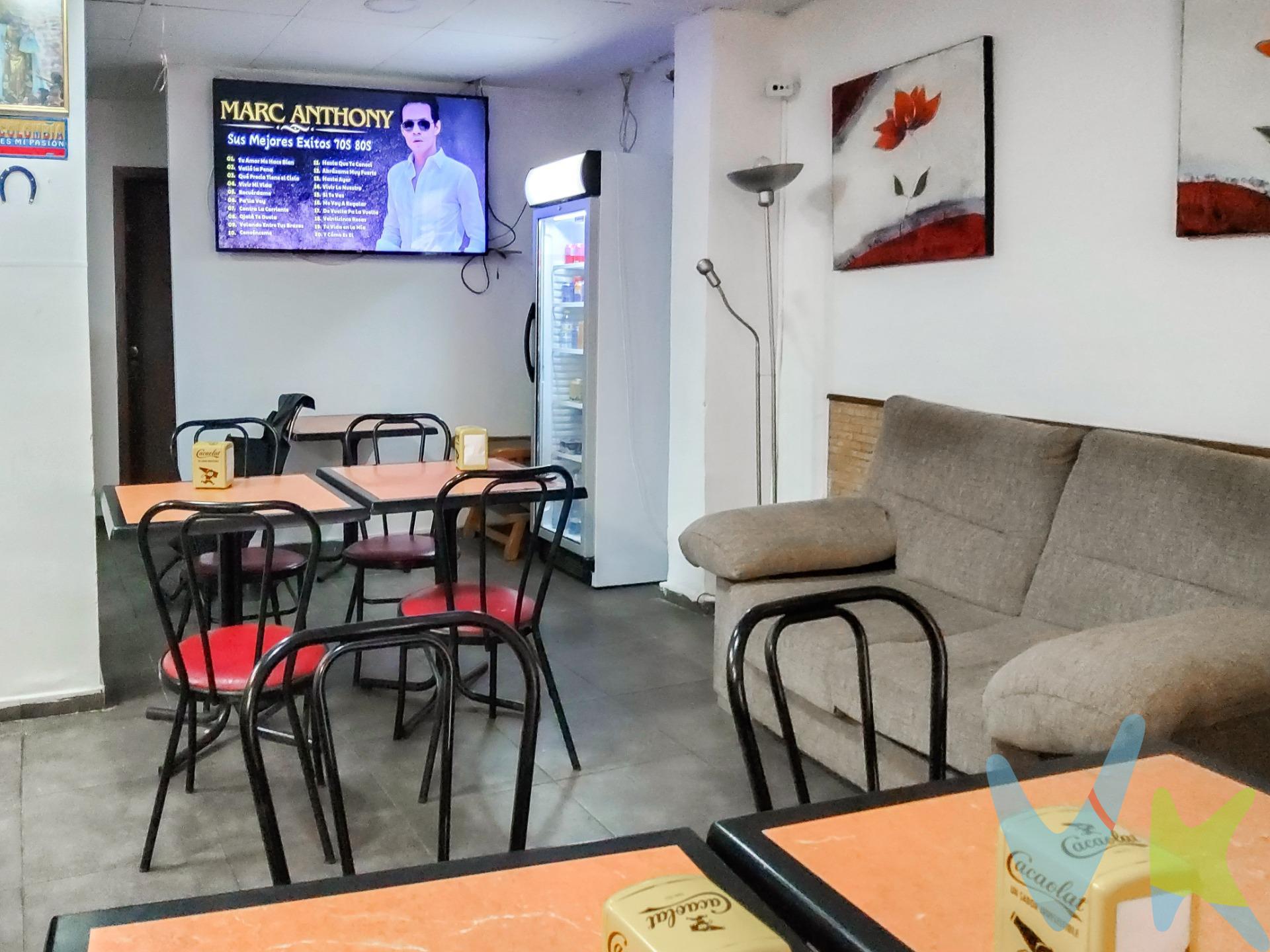 Bar acogedor en traspaso en el barrio de San Marcelino, Valencia, en la calle Arzobispo Olachea, con capacidad para 17 personas. Al entrar, te recibe un ambiente cálido y familiar, con una disposición que aprovecha cada espacio de manera eficiente. Las paredes están decoradas con elementos modernos pero con un toque tradicional, utilizando cerámicas locales y detalles en madera clara. El bar cuenta con una amplia ventana que da vista a la calle y la terraza con vista a calle San Vicente Mártir, permitiendo que la luz natural bañe el interior durante el día y que los transeúntes puedan ver la vida dentro del local. Las mesas, cuidadosamente dispuestas, incluyen algunas junto a la ventana para quienes disfrutan de una vista al exterior mientras toman algo. Las demás mesas y sillas están distribuidas de forma que se respete el espacio de cada cliente, asegurando una experiencia cómoda y relajada. La barra, un poco más elevada, se sitúa al fondo del local, donde los camareros preparan bebidas con rapidez y habilidad. Las luces cálidas sobre la barra crean un ambiente íntimo por la noche. El menú está enfocado en tapas locales y bebidas típicas de la región, ofreciendo una combinación perfecta de lo tradicional y lo moderno. Este pequeño bar es ideal para encuentros tranquilos entre amigos o para aquellos que buscan un rincón discreto en Valencia, en una zona de ambiente relajado, pero con el carácter vibrante del barrio de San Marcelino. La descripción del presente inmueble e imágenes tienen mero carácter informativo y en ningún caso carácter contractual, pudiendo ser modificados por la inmobiliaria comercializadora sin que ello implique responsabilidad alguna frente a terceros. En el precio de venta a público, esta propiedad NO incluye los gastos de adquisición (Notario, registro, gestión, honorarios, etc…).