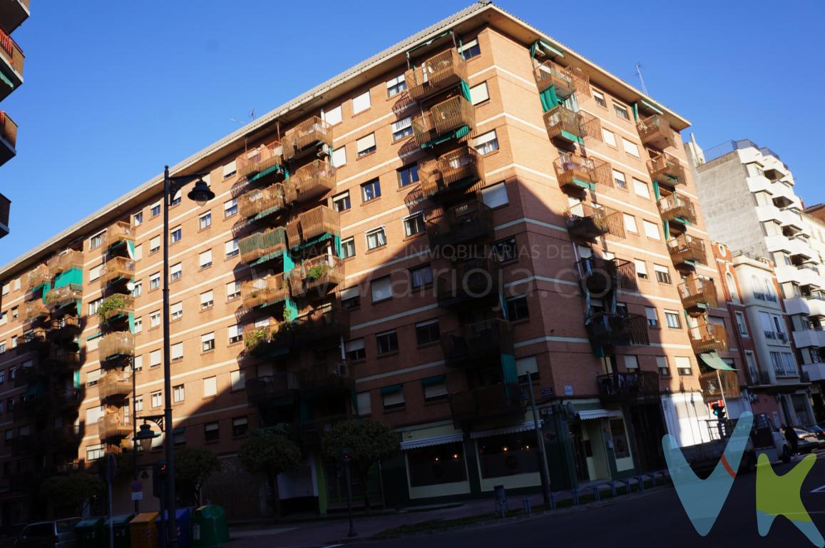 Última planta completamente exterior con dos balcones.Cuatro huecos en orientación Sur.Calefacción central.Ventanas de aluminio.Armario empotrado y despensa en pasillo de la vivienda.Aire acindicionado con split en los dormitorios.Portal reformado con ascensor a piso llano.Terraza comunitaria en planta superior del edificio.Garaje en la misma casa incluido en el precio.