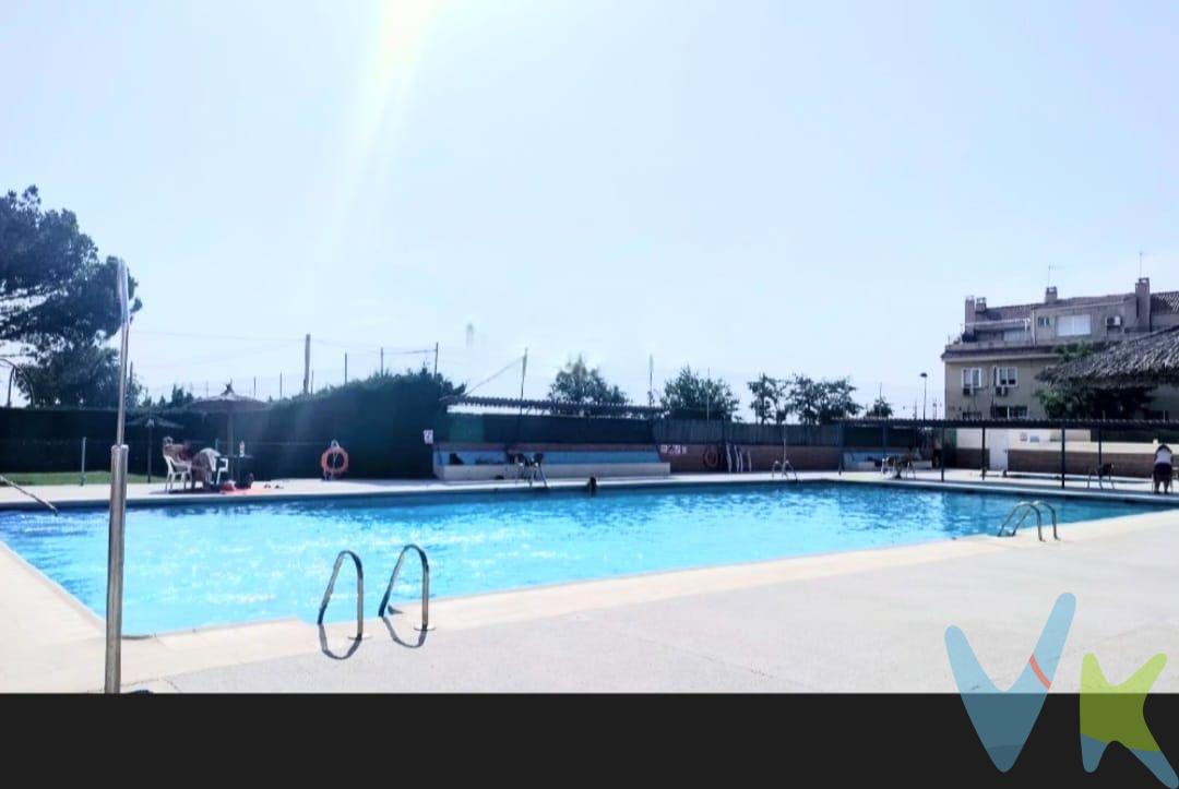 ¡Hermoso adosado en Perales del Río, Getafe! 
En la zona del Caserío de Perales. 
Perfecto para una familia que busca una casa espaciosa y confortable.
Llámanos y prepararemos una visita para que lo compruebes.
¡Ven a conocer tu casa!
Esta propiedad tipo chalet cuenta con 106 metros construidos, ofreciendo un amplio espacio para vivir y disfrutar en un entorno tranquilo y seguro. Ubicada en una zona residencial muy solicitada, esta casa adosada combina la tranquilidad del campo con la comodidad de estar cerca de todos los servicios necesarios. Además, su diseño moderno y elegante la convierte en una opción ideal para aquellos que valoran la belleza y la funcionalidad en el hogar. Se entrega totalmente amueblada y con electrodomésticos.
El interior de la casa está distribuido en tres plantas, todas bien iluminadas y con acceso directo al jardín desde el salón. En la planta baja se encuentra la cocina totalmente equipada, un amplio salón-comedor y un aseo. En la segunda planta, se encuentran los dos dormitorios, todos con armarios empotrados y baño completo.
En la planta superior, o bajo cubierta, hay un amplio ático o buhardilla, perfecto para convertirlo en una zona de juego, estudio, dormitorio o gimnasio. Tiene una amplia terraza acristalada. Totalmente amueblado y con armarios empotrados que hacen a su vez de trasteros.
La ITE del edificio está pasada recientemente.
En el exterior, encontramos un bonito jardín con espacio para relajarse y disfrutar de comidas al aire libre con familiares y amigos. Tiene mobiliario de jardín y barbacoa.
Puertas de Roble, ventanas de aluminio con climalit abatibles, suelos de gres porcelanico imitacion madera, armarios empotrados y vestidos interiormente, pintura en gotelet y estuco en la entrada, cocina amueblada y con electrodomésticos. 
No cuenta con plaza de garaje, aunque es zona de fácil aparcamiento. No cuenta con trastero como tal, pero en la Buhardilla tiene muchos armarios o trasteros empotrados que realizan su función.
Tiene piscina comunitaria con zonas ajardinadas.
No pierdas la oportunidad de adquirir esta magnífica propiedad en una de las mejores zonas de Getafe.
¡Contáctanos hoy mismo para programar una visita! ¡Te encantará esta maravillosa casa adosada en Perales del Río!
Disponemos de financiera propia para hacerte un estudio personalizado. Pregúntanos por tu hipoteca.
IBI: 361€ anuales
Comunidad de propietarios: 40€ trimestrales incluye piscina comunitaria
Honorarios de intermediación inmobiliaria no incluidos en el precio.
Información válida salvo error tipográfico. 
