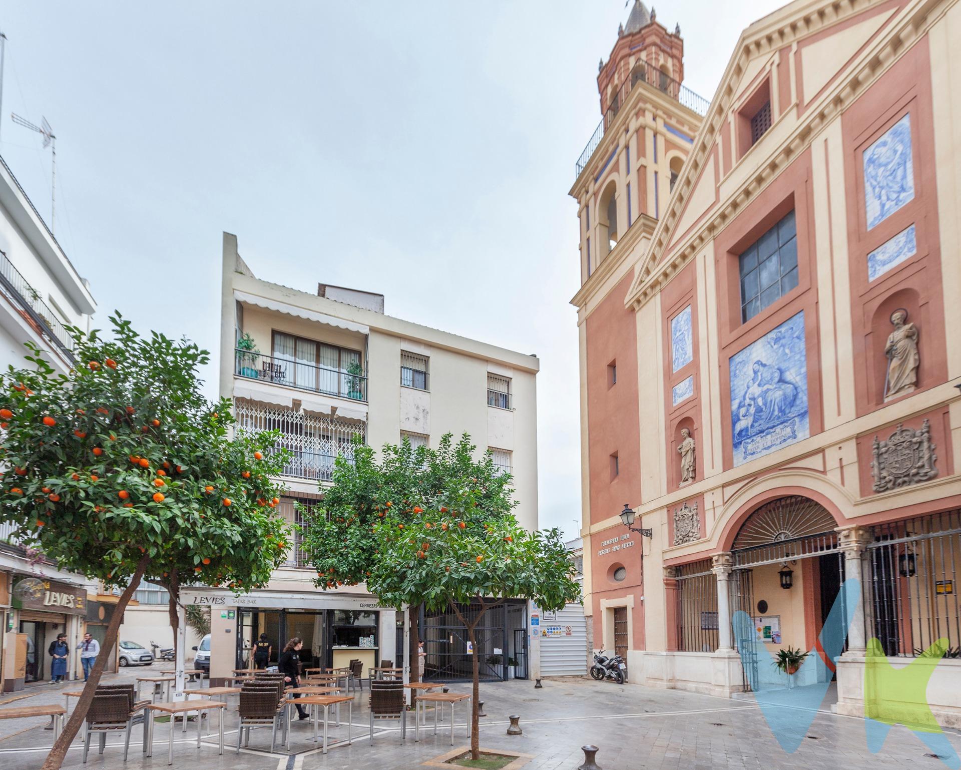 Estamos ante un gran espacio de 156 m2 en pleno centro de Sevilla. Actualmente es un local, al que se le está realizando el cambio de uso para vivienda. Estupendo inmueble para construir tu casa o dos apartamentos. Tiene varias estancias muy amplias, en una de ellas está situada un aseo También consta de una habitación con un baño completo.  Tienen garaje para poder aparcar cómodamente. Y zonas comunes, con un pequeño jardín, donde se pueden dejar las bicicletas y que aíslan del bullicio de la calle. . Informamos a nuestros clientes que el precio de venta no incluye lo siguiente: Honorarios de la agencia inmobiliaria, impuestos (el Impuesto de Transmisiones Patrimoniales, IVA o AJD, en su caso), otros gastos de la compraventa (gastos de registro de la Propiedad, Notaría, gestoría ni de posible financiación). Documento DIA a disposición del consumidor según Decreto 218/2005 Junta de Andalucía.