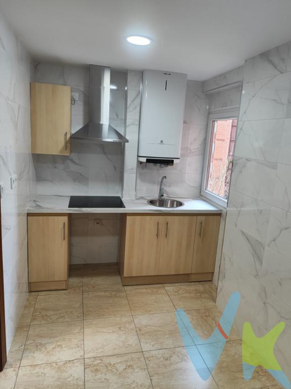 VENTA. Piso en venta en la Zona del Natahoyo, muy cerca de las Playas de Poniente y Arbeyal. Ubicación cerca del centro ciudad, al que se puede ir andando en unos 20m aprox. La zona donde esta ubicada la vivienda tiene todos los servicios necesarios: colegios, comercios, zonas verdes, ambulatorios, cafeterías, polideportivo, centro municipal, ...... es una zona muy bien comunicada con varias líneas de autobús para cualquier zona de la ciudad. Bien comunicada con autovías . Estación de tren cerca.La vivienda esta distribuida en 3 habitaciones, salón, cocina y baño. Es todo exterior, por lo que goza de una total claridad, orientación sur, oeste y este ya que la vivienda da  a tres zonas distintas. La vivienda esta recién reformada A ESTRENAR (2026): suelos laminado, alicatados de cocina y baño, mobiliario de cocina, ventanas de PVC con doble acristalamiento,  INSTALACION ELECTRICA, puerta de entrada de seguridad.ASCENSOR.  Vivienda ideal para vivienda habitual como para segunda residencia. VEN A VISITARLA, TE GUSTARA!! 