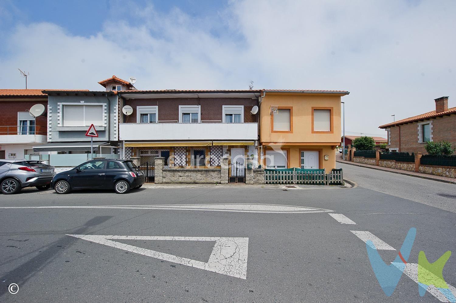 ESPACIO, LUZ Y VERSATILIDAD. Si estás buscando una propiedad que combine amplitud, versatilidad y una ubicación tranquila dentro de Santander, esta casa de la calle Mazo de Abajo es una opción que merece toda tu atención. Distribuida en tres plantas, esta vivienda ofrece una estructura sólida y espacios generosos que invitan a adaptarla según tus necesidades y estilo de vida. Al acceder a la planta baja, encontrarás dos accesos independientes: uno que da paso directamente a la vivienda donde encontrarás además un práctico armario empotrado, y por otro, un amplio espacio diáfano que actualmente cuenta con cocina y dos aseos, y que podrás acondicionar como un gran salón comedor. También en esta planta verás una cocina espaciosa y una habitación grande con baño incorporado, diseñada para facilitar el acceso a personas con movilidad reducida. Cuenta además con una terraza delantera que aporta luminosidad y frescura. Subiendo a la primera planta, descubrirás seis habitaciones bien iluminadas, tres de ellas con salida. Tres de ellas cuentan con acceso directo a un balcón corrido que recorre parte de la fachada, aportando luz natural y un espacio extra donde disfrutar del aire libre. Este piso también dispone de un baño completo que da servicio a todas las estancias, haciendo de esta planta un espacio cómodo y funcional. El punto culminante de la vivienda se encuentra en la planta alta bajocubierta, donde un amplio espacio diáfano ofrece una gran versatilidad. Esta zona invita a ser transformada en un estudio, sala de juegos, zona de relax o cualquier otro ambiente que puedas imaginar. Además, cuenta con un baño de gran tamaño que garantiza comodidad y practicidad. Con una superficie construida total de más de 360 metros cuadrados, esta casa destaca no solo por su tamaño, sino también por la amplitud y la funcionalidad de sus estancias. La construcción, aunque de estilo tradicional, ofrece una base sólida para quienes quieran renovarla y darle un toque más actual, adaptándose a las tendencias contemporáneas y al gusto personal de sus futuros propietarios. Además, su ubicación en una zona tranquila de Santander hace que la vivienda sea aún más atractiva. Un entorno sereno, con fácil acceso a servicios y comodidades de la ciudad, donde disfrutar de la calidad de vida que buscas. Si valoras el espacio, la luz natural y la posibilidad de crear un hogar a tu medida, esta propiedad es una oportunidad que no puedes dejar pasar. ¿Quieres descubrir todo lo que puede ofrecerte? Ven a conocerla y déjate inspirar por sus posibilidades. 