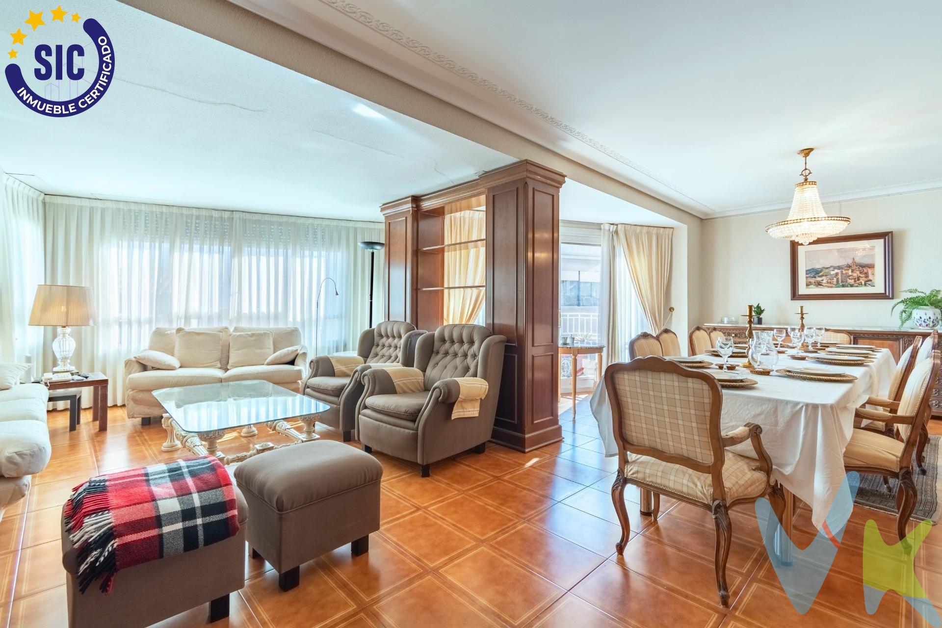 ¡Descubre el hogar de tus sueños en el corazón de Castelló! Te presentamos un espectacular ático dúplex que combina espacio, comodidad y estilo en una ubicación inmejorable. Con 6 amplias habitaciones, este hogar es perfecto para familias grandes o para aquellos que buscan un espacio extra para trabajar o recibir visitas. Imagina disfrutar de tus mañanas en una cocina amplia y luminosa, ideal para preparar deliciosos desayunos y compartir momentos inolvidables con tus seres queridos. La chimenea, en el salón, añade un toque acogedor, perfecto para las noches de invierno, creando un ambiente cálido y familiar. Este ático cuenta con 3 baños, lo que garantiza comodidad y privacidad para todos. La habitación principal es un verdadero refugio, con un vestidor que hará que cada día sea un placer elegir tu atuendo. Pero eso no es todo: ¡la joya de la casa es su amplia terraza! Un espacio al aire libre donde podrás relajarte, disfrutar de una barbacoa con amigos o simplemente contemplar las vistas de la ciudad. Además, tendrás la comodidad de contar con 2 trasteros, perfectos para almacenar todo lo que necesites sin renunciar al orden y la organización. Ubicado en el centro de Castelló, tendrás acceso a todo lo que la ciudad tiene para ofrecer: tiendas, restaurantes, parques y una vibrante vida cultural. No dejes pasar la oportunidad de vivir en este impresionante ático dúplex que lo tiene todo. ¡Ven a visitarlo y déjate enamorar! ¡Tu nuevo hogar te está esperando!