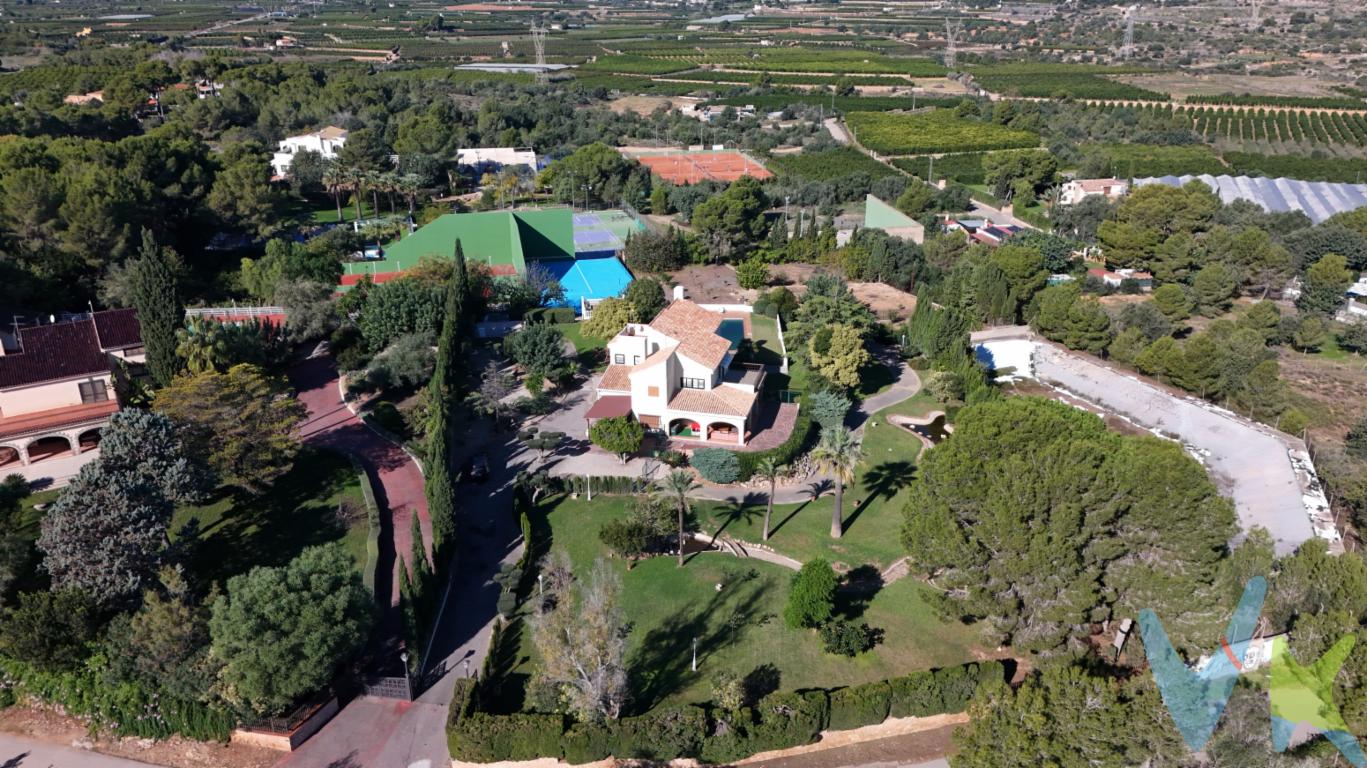 Villa de lujo en Picassent. Naturaleza, luz y un hogar que enamoraSi buscas una vivienda capaz de transmitir emociones desde el primer instante, esta villa ubicada en un paraje espectacular del término de Picassent puede ser exactamente lo que llevas tiempo imaginando. Rodeada de naturaleza, privacidad y tranquilidad, aquí la luz, el color y los contrastes de cada estación se convierten en parte de la experiencia diaria. La casa se distribuye en dos plantas más una encantadora buhardilla, pensadas para aprovechar al máximo la luminosidad natural y conectar el interior con el entorno. En la planta baja, un amplio salón comedor da la bienvenida con salida directa a una terraza exterior esplendorosa, un espacio perfecto para relajarse o compartir momentos al aire libre. Desde aquí se accede a una cocina verdaderamente generosa y luminosa, con sala de estar integrada, que se convierte en el corazón de la vida familiar. En esta misma planta encontramos un baño completo con ducha y una amplia habitación doble, ideal tanto para invitados como para quienes buscan comodidad sin escalones.La segunda planta alberga la habitación principal, un espacio que destaca por su amplitud, sus vestidores y su salida a una terraza privada desde la que se disfrutan vistas impresionantes al entorno natural. Esta suite cuenta con un baño completo con ducha. En este nivel se encuentran además dos habitaciones adicionales, otro baño completo y una estancia grande destinada a lavandería, plancha y almacenaje, que aporta un plus de orden y funcionalidad al día a día.La buhardilla, amplia y luminosa, es un rincón perfecto para desconectar y crear un espacio personal: una sala de lectura, un área de juegos, un estudio o cualquier ambiente que invite a relajarse. También dispone de un trastero de gran capacidad.Y aún queda una sorpresa más. En el sótano de la vivienda aguarda una impresionante bodega, un espacio cuidado, con encanto y personalidad, ideal para celebraciones íntimas, reuniones especiales o simplemente para disfrutar de momentos únicos rodeado de un ambiente cálido y auténtico. Un valor añadido que convierte esta villa en una propiedad aún más singular.En conjunto, esta vivienda es una oportunidad para quienes buscan calidad de vida, amplitud, luz y una conexión real con la naturaleza. Si al leer estas líneas ya te has imaginado viviendo aquí, descubrirla en persona será aún mejor. Cuando lo desees, estaré encantado de enseñártela. Por mandato expreso del propietario, comercializamos este inmueble en exclusiva, lo que garantiza el mejor trato y fiabilidad de la negociación. Por este motivo, se ruega no molestar a los propietarios ni ocupantes de la propiedad. Si usted es agente inmobiliario y tiene un cliente para este inmueble, llámenos, estaremos encantados de colaborar con usted. La descripción del presente inmueble e imágenes tienen mero carácter informativo y en ningún caso carácter contractual, pudiendo ser modificados por la inmobiliaria sin que ello implique responsabilidad alguna frente a terceros. En el precio de compra no están incluidos los gastos de la misma, como son: ITP, Notaría, registro, gestoría y honorarios de la inmobiliaria. Agencia Registrada con el Nº 90 en el Registro Obligatorio de Agentes Inmobiliarios de la Comunitat Valenciana. Puede consultar en la web de la GVA.