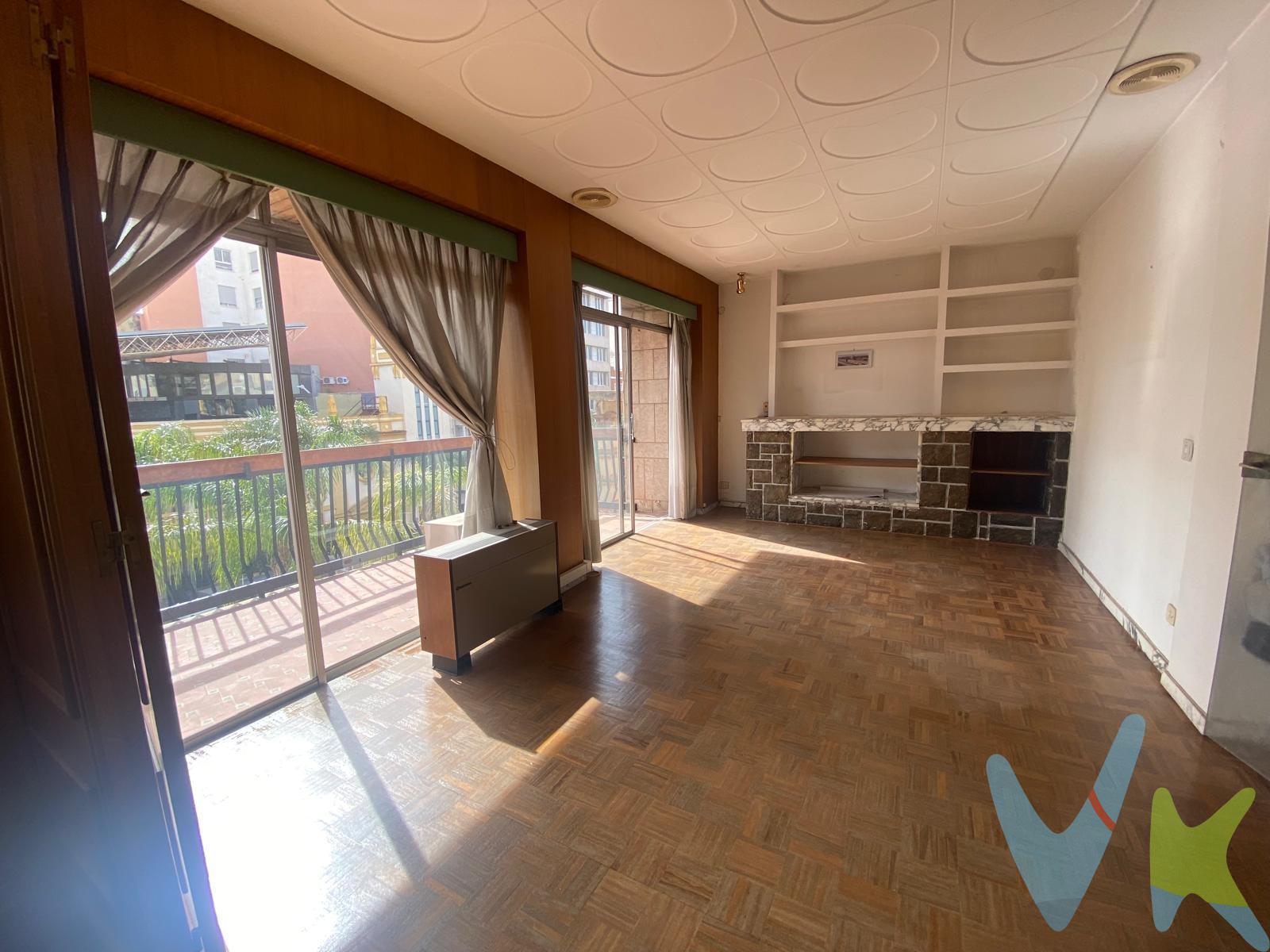 🏠 Amplio piso de 4 habitaciones en Avenida Al Vedat – Torrent. Este magnífico piso de 4 dormitorios se sitúa en una de las ubicaciones más exclusivas de Torrent: en plena Avenida Al Vedat, junto al Ayuntamiento. Una ubicación privilegiada que te permitirá disfrutar de todos los servicios y comodidades del centro urbano: comercios, restaurantes, colegios, transporte público (metro y autobuses) y mucho más. La vivienda destaca por su amplitud, luminosidad y excelente distribución, lo que se traduce en una gran sensación de confort y bienestar en cada estancia. ✨ Características principales:. Gran salón-comedor de 40 m², el corazón del hogar, ideal para crear varios ambientes. Sus grandes ventanales y el balcón con vistas a la avenida inundan el espacio de luz natural, realzando aún más su amplitud. 4 dormitorios amplios, todos exteriores y muy luminosos, perfectos para el descanso y con espacio suficiente para adaptarlos a distintas necesidades. Cocina de generosas dimensiones, funcional y cómoda, con espacio para mesa y zona de estar. En la parte más tranquila de la vivienda se encuentra la zona de descanso, con habitaciones provistas de armarios empotrados y dos baños completos. Gracias a sus excelentes dimensiones, esta vivienda ofrece muchas posibilidades de redistribución y decoración, adaptándose a tus gustos y estilo de vida. 🚗 Además, cuenta con parking público justo en la puerta, lo que supone una gran ventaja en esta céntrica ubicación. 🔒 Inmueble comercializado en MULTIEXCLUSIVA. Por expreso deseo del propietario, esta vivienda se comercializa en régimen de MULTIEXCLUSIVA, lo que garantiza un servicio profesional, personalizado y sin interferencias de terceros. Rogamos no molestar ni al propietario, ni a los ocupantes, ni a los vecinos. Gracias por su comprensión. 📍 Una oportunidad única para vivir en una zona emblemática de Torrent, con todas las comodidades a tu alcance, sin renunciar al espacio y la luminosidad que solo una vivienda como esta puede ofrecer.