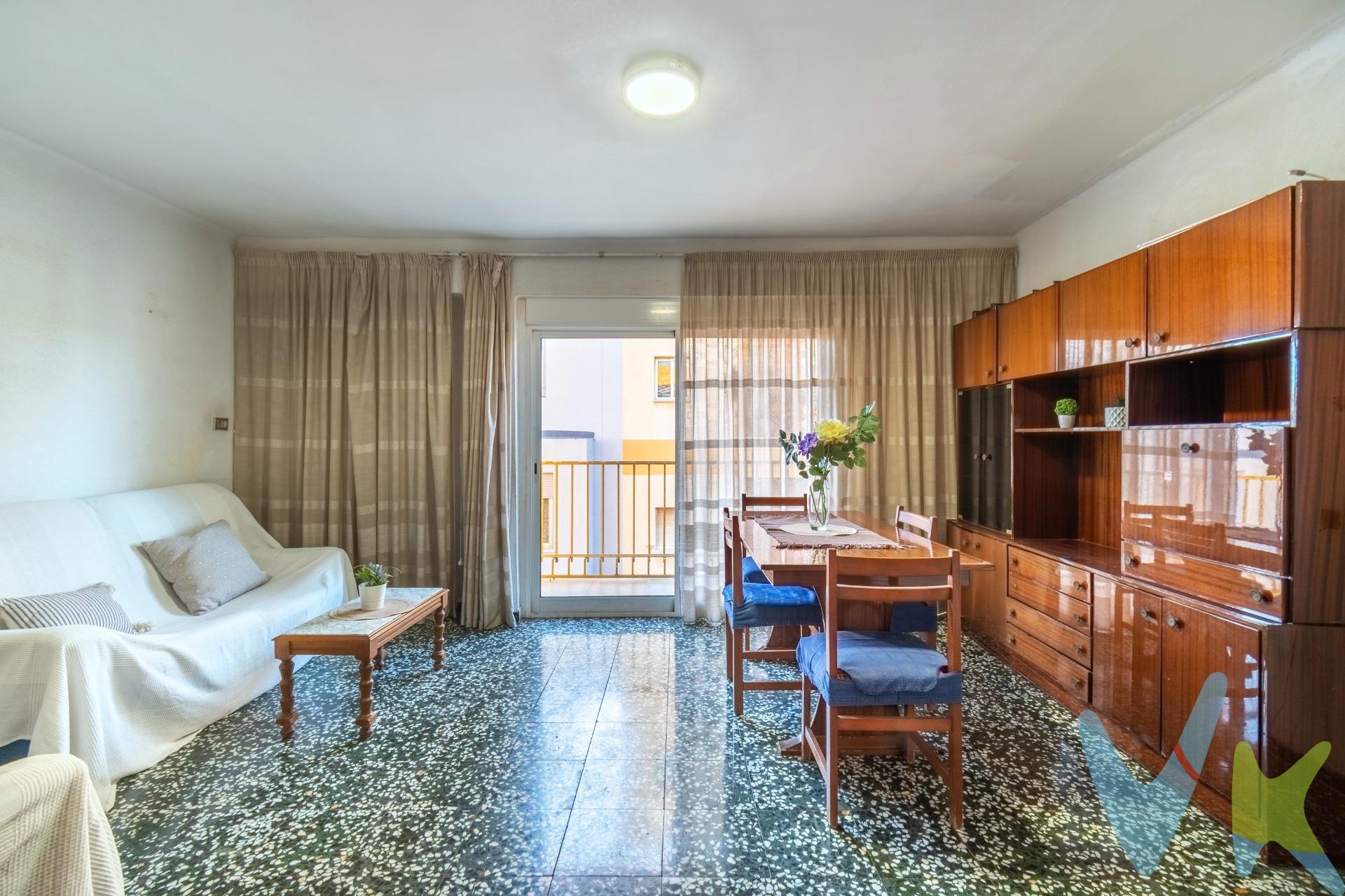 Si buscas amplitud de verdad, este hogar te va a sorprender. Ubicado en las afueras de Castellón, en una zona tranquila y bien comunicada, esta vivienda lo tiene todo para disfrutar sin renunciar a nada. Cuenta con 4 habitaciones dobles, perfectas para familias grandes, teletrabajo o invitados, y 2 baños completos que aportan comodidad en el día a día. Su cocina independiente y el amplio comedor-salón crean un espacio ideal para compartir momentos únicos. Pero lo que realmente enamora es su gran balcón, donde la luz entra a raudales durante todo el día, y una terraza en la parte superior del edificio que, aunque es comunitaria, se puede disfrutar con total tranquilidad al tratarse de una finca de solo dos viviendas. Un espacio perfecto para relajarte, tomar el sol o crear tu propio rincón al aire libre. 🌿 Mucha luz natural. 🏡 Espacios amplios y versátiles. ☀️ Exterior para disfrutar todo el año. Una vivienda con alma, lista para convertirse en el hogar que siempre has imaginado. ¿Vienes a descubrirla?