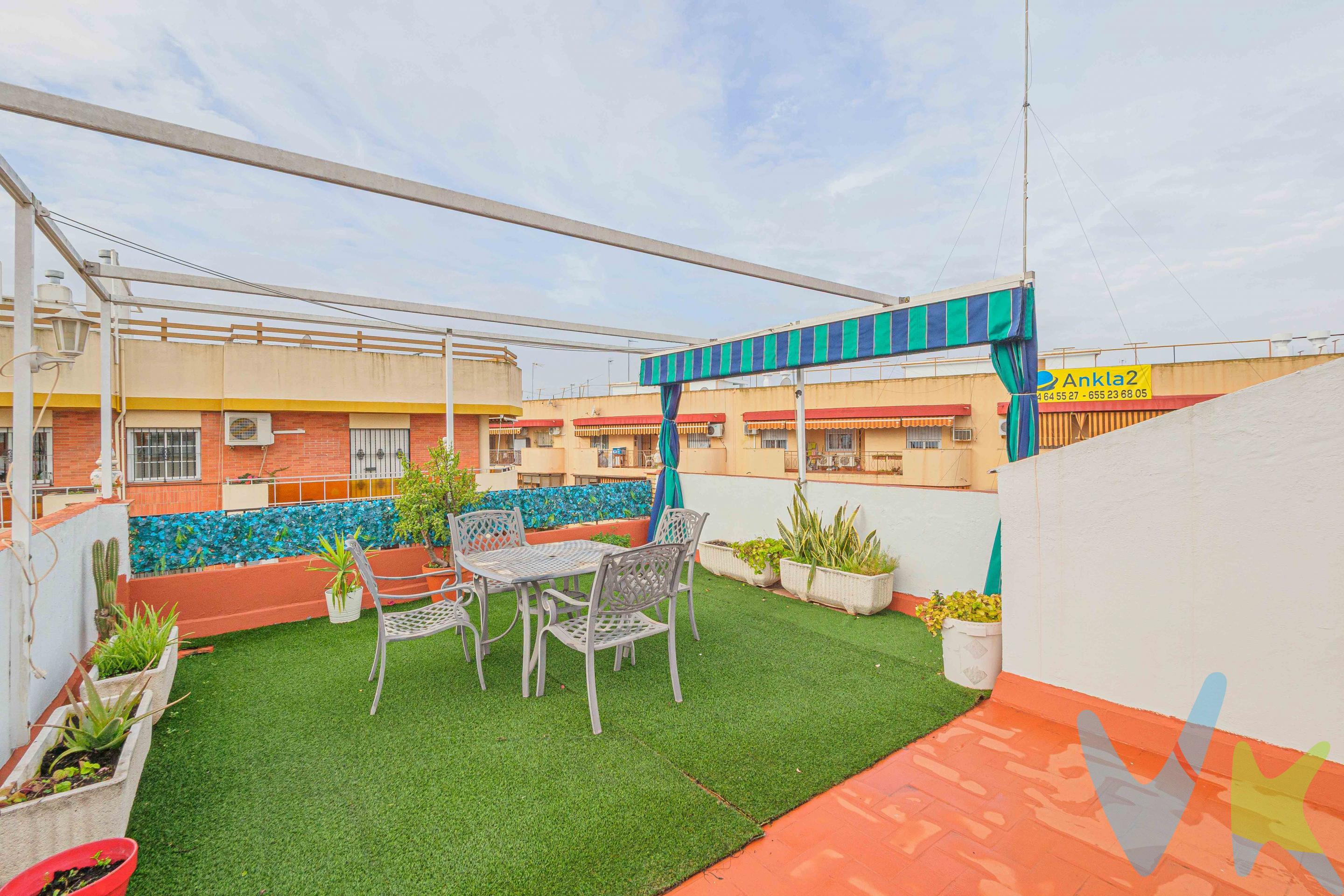 PRECIO DE VENTA: [490.000 + GASTOS] €. ¡CASA DE 4 PLANTAS CON GARAJE DOBLE Y PEDAZO DE AZOTEA-TERRAZA EN MACARENA - PARLAMENTO!. ¡Oportunidad única en una de las zonas más demandadas de Sevilla!. Espectacular casa de 4 plantas, muy amplia, luminosa y lista para entrar a vivir, a un paso del Parlamento, Hospital Macarena y centro. Distribución:. - Planta baja: Garaje GRANDE para 2 coches + habitación / cuarto multiusos ideal como despacho o trastero. - Planta primera: Amplio salón-comedor, cocina equipada independiente, lavadero y cuarto de baño. - Planta segunda: 3 dormitorios dobles + cuarto de baño completo. - Última planta: ¡La joya de la casa! Increíble azotea-terraza privada, perfecta para barbacoas, solarium y disfrutar de Sevilla todo el año. Casa muy versátil y con muchísimo espacio, ideal para familia grande que busca garaje doble y una azotea donde hacer vida sin salir de casa. Ubicación inmejorable: En Macarena - Parlamento, con todos los servicios a mano: supermercados, colegios, hospitales, parques y parada de bus a 1 minuto. Muy bien comunicada con centro y ronda. En cumplimiento de las obligaciones de información previstas en la Ley 10/2025, de 28 de diciembre, de servicios de atención a la clientela y transparencia, así como en la normativa sectorial vigente, se hace constar que el precio indicado no incluye los gastos e impuestos inherentes a la adquisición, los cuales se desglosan a continuación:. •	Impuesto sobre Transmisiones Patrimoniales (ITP): Se aplicará el tipo impositivo vigente en la Comunidad Autónoma de Andalucía, generalmente el 7% (34.300€), sin perjuicio de tipos reducidos del 3,5%, 1,2% o 1% aplicables según las circunstancias personales del comprador o las características del inmueble). El impuesto se devenga sobre el Valor de Referencia de Catastro o el precio de venta, aquel que resulte superior. •	Gastos de Notaría: Los honorarios notariales se calcularán conforme al arancel oficial regulado en el Anexo I, del Real Decreto 1426/1989, de 17 de noviembre, por el que se aprueba el arancel Notarial. •	Gastos de Registro: La inscripción en el Registro de la Propiedad se facturará según el arancel oficial establecido en el ANEXO I, del Real Decreto 1427/1989, de 17 de noviembre, por el que se aprueba el arancel Notarial. •	Gastos de Gestión (Gestoría): Los honorarios por la tramitación administrativa, liquidación de impuestos e inscripción registral ascienden aproximadamente a [545] € (IVA incluido). •	Honorarios Agencia del Vendedor: incluidos en el PVP. •	Honorarios Agencia del comprador: La agencia prestará los servicios de información, asesoramiento y acompañamiento previstos en el Encargo de Servicios y en el D.I.A. Si solicita servicios adicionales o personalizados, sus honorarios serán informados previamente, de forma individualizada y por escrito, conforme a la libertad de pactos y a la normativa vigente. NO VINCULADOS AL PRECIO DE COMPRA. Para una información exhaustiva sobre el funcionamiento, tipos impositivos y bonificaciones del ITP en Andalucía, puede consultar el portal oficial de la Agencia Tributaria de la Junta de Andalucía en el siguiente enlace:. https://www.juntadeandalucia.es/organismos/economiahaciendayfondoseuropeos/areas/tributos-juego/tributos/paginas/impuestos-cedidos-transmisiones.html; . Documento D. I. A. a disposición del consumidor según Decreto 218/2005 Junta de. Andalucía. 