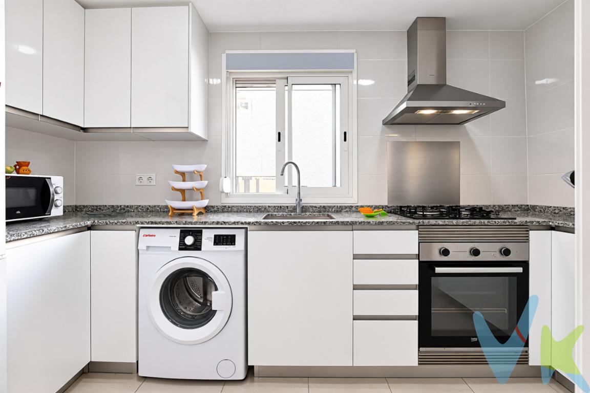 Te propongo una vivienda en Rafelbunyol, junto a la parada de metro de la Línea 3, con todos los servicios de proximidad a pie de calle (horno, frutería y comercios), para que puedas disfrutar de la comodidad de tenerlo todo cerca. El piso de casi 80m2, dispone de 3 habitaciones, dos dobles. Cocina y baño reformados recientemente, además de un trastero dentro de la propia vivienda, un espacio extra muy práctico de almacenaje, para el día a día, sin agobios por falta de espacio. Se quedarían algunos muebles, según inventario. Al tratarse de una cuarta planta con ascensor de reciente instalación, disfrutarás de mucha luz natural y ventilación cruzada norte-sur, que favorece la circulación del aire y aporta frescura y bienestar durante todo el año y con buenas vistas. Hay termo eléctrico pero se cocina con gas butano. Una vivienda funcional, luminosa y bien comunicada, ideal para quienes buscan comodidad y servicios sin necesidad de depender del coche. Valencia está a unos 25 minutos en metro y, además, se encuentra muy cerca del centro de salud, del Ayuntamiento y rodeada de zonas ajardinadas para pasear y disfrutar del aire libre. Una oportunidad para vivir con todo a mano, en un entorno cómodo y bien conectado. ¿Quieres más información? Llámanos y hacemos realidad tu proyecto de vida.¿Quieres enterarte en primicia de nuestros inmuebles en alquiler y venta? En VIVEKU.ES los publicamos con unos días de antelación.Contamos con 30 años de experiencia acreditada y nuestro objetivo es garantizarle un servicio de compra humano, ético, de calidad, fácil y seguro. Nuestro equipo lo integran agentes con la titulación AIR (Agente Inmobiliario Registrado) y Agentes Certificadores de la categoría Premium en certificación de inmuebles y debidamente registrados en el Registro de Agentes de Intermediación de la CV (RAICV 0743). Consulte en nuestras reseñas de Google lo que opinan los clientes que ya han trabajado con nosotros.El precio del inmueble no incluye los honorarios de la agencia que ascienden al 3% del precio final del inmueble más el 21% de IVA, ni los gastos de notaría y registro de la propiedad (que están sujetos a aranceles y varían dependiendo del precio de escrituración), ni los impuestos (que en la Comunidad Valenciana varían dependiendo del precio del inmueble y de las características personales del comprador).  