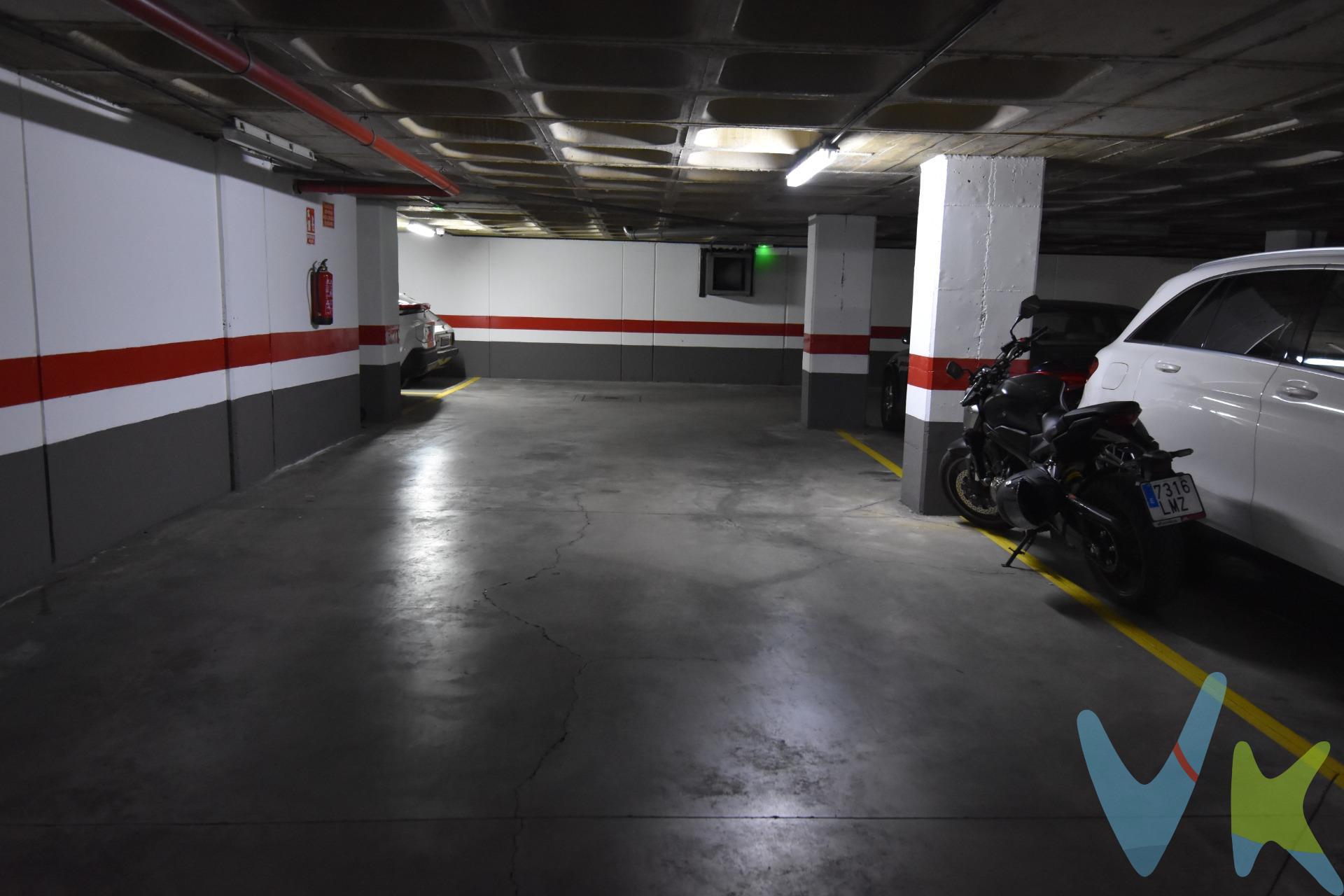  ¡OPORTUNIDAD ÚNICA EN NERVIÓN! PLAZA DE GARAJE EN VENTA ¿Buscas comodidad, seguridad y espacio para tu vehículo?. ¡Tenemos lo que necesitas!. Con una ubicación inmejorable en el corazón de Nervión, a pocos metros de Luis Montoto, en una urbanización completamente privada  y tranquila. La plaza de garaje tiene unas dimensiones de 42 m2 espacio para coche grande o coche pequeño y moto. Tiene su acceso con puerta automática para darle seguridad y comodidad. Ideal para residentes, trabajadores de la zona o como inversión. Contáctanos hoy mismo y asegura tu plaza en una de las zonas más cotizadas de Sevilla. Informamos a nuestro clientes que el precio de venta no incluye lo siguiente: Honorarios de la agencia inmobiliaria, impuestos (el Impuesto de Transmisiones Patrimoniales, I. V. A. , o A. J. D. , en su caso), otros gastos de la compraventa (gastos de registro de la Propiedad, Notaría, gestoría ni de posible financiación). Documento D. I. A. a disposición del consumidor según Decreto 218/2005 Junta de Andalucía.