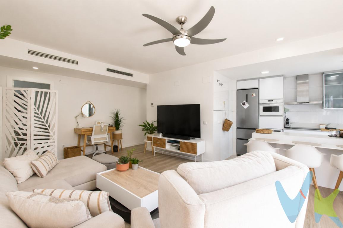 Te presentamos esta acogedora vivienda totalmente exterior, reformada hace solo 2 años y diseñada para aprovechar al máximo el espacio, ya que no tiene pasillo, muy cuadrada. Dispone de 2 habitaciones, 1 baño completo y una cocina office abierta y funcional, ideal para el día a día y al tener una orientación al este disfrutarás de una excelente luz natural durante toda la mañana con un balcón corrido con espacio para plantas y poder salir. Su ubicación es inmejorable, muy cerca de la estación de metro, rodeada de zonas verdes, colegios y todos los servicios necesarios. En el precio se incluyen los muebles y una plaza de garaje, por lo que solo tendrás que traer las maletas. La vivienda ha sido mejorada por la propiedad, desde la carpintería exterior, lacada en blanco, hasta la cocina abierta al salón comedor, así como el baño con plato de ducha \"in situ\" para personas con movilidad reducida, además de suelo de parquet, aportando calidez y confort. La calefacción es por conductos y se quedan las lámparas de techo ventilador. Los armarios empotrados están forrados y con cajoneras. La vivienda con garaje incluido, pertenece a un edificio de pocos vecinos, situado en una de las calles principales de Rafelbunyol, a cinco minutos andando de la parada del metro, L3 dirección Valencia y a dos minutos del centro de la población con todas las tiendas y servicios necesarios, así como el centro de salud, la biblioteca municipal y el auditorio de música. La vivienda está muy cerca de zonas ajardinadas y de la conocida avenida de la palmeras, ideal para dar largos paseo, correr o en bicicleta, en buena compañía. ¿Hablamos? Llámanos y te ayudaremos a hacer realidad la casa de tus sueños...¿Quieres enterarte en primicia de nuestros inmuebles en alquiler y venta? En VIVEKU.ES los publicamos con unos días de antelación.Contamos con 30 años de experiencia acreditada y nuestro objetivo es garantizarle un servicio de compra humano, ético, de calidad, fácil y seguro. Nuestro equipo lo integran agentes con la titulación AIR (Agente Inmobiliario Registrado) y Agentes Certificadores de la categoría Premium en certificación de inmuebles y debidamente registrados en el Registro de Agentes de Intermediación de la CV (RAICV 0743). Consulte en nuestras reseñas de Google lo que opinan los clientes que ya han trabajado con nosotros.El precio del inmueble no incluye los honorarios de la agencia que ascienden al 3% del precio final del inmueble más el 21% de IVA, ni los gastos de notaría y registro de la propiedad (que están sujetos a aranceles y varían dependiendo del precio de escrituración), ni los impuestos (que en la Comunidad Valenciana varían dependiendo del precio del inmueble y de las características personales del comprador).