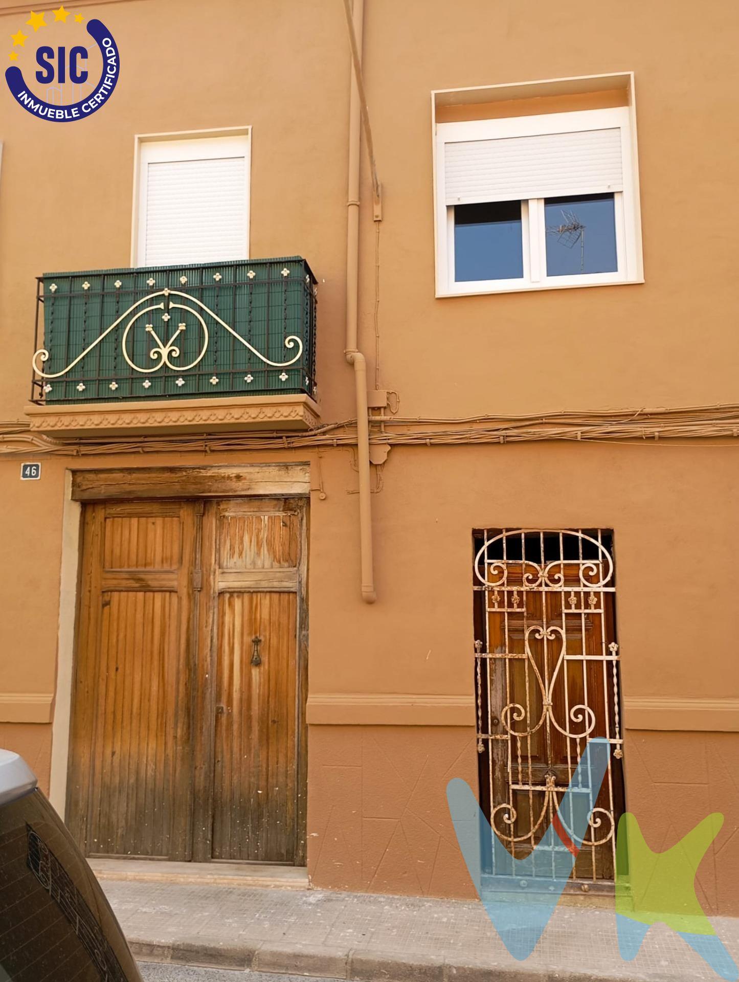 Piso reformado a estrenar con terraza y balcón en Carcaixent – Calle San Isidro. Se vende piso en planta alta en Carcaixent, situado en Calle San Isidro nº 46, con entrada independiente y totalmente reformado a estrenar. La vivienda cuenta con una superficie total de 110 m², distribuidos en 84 m² útiles y unos 26 m² de terraza y balcón, ideal para disfrutar de espacios exteriores privados. El piso dispone de:. •	Salón-comedor luminoso con acceso al balcón. •	3 dormitorios amplios con armarios empotrados. •	Cocina independiente equipada con electrodomésticos nuevos. •	1 baño completo reformado. •	Terraza privada y balcón exterior, perfectos para disfrutar al aire libre. Calidades destacadas:. •	Reforma integral a estrenar (instalación eléctrica y fontanería actualizadas). •	Ventanas de aluminio con doble acristalamiento. •	Suelo laminado y puertas de madera maciza. •	Puerta de entrada de seguridad. •	Electrodomésticos a estrenar incluidos. Ubicación y entorno. La vivienda está situada en una zona tranquila de Carcaixent, muy bien comunicada y con todos los servicios cerca:. •	Supermercados, colegios y transporte público a pocos metros. •	Zonas verdes, parques y espacios de ocio en el entorno. •	Fácil acceso al centro de Carcaixent y conexión con localidades cercanas. Este piso en venta en Carcaixent es ideal para quienes buscan un hogar moderno, cómodo y listo para entrar a vivir, con la ventaja de contar con terraza, balcón y entrada independiente. Una oportunidad única de comprar vivienda reformada en Carcaixent con terraza y balcón. -. La descripción del presente inmueble e imágenes tienen mero carácter informativo y en ningún caso carácter contractual, pudiendo ser modificados por la inmobiliaria comercializadora sin que ello implique responsabilidad alguna frente a terceros. En el precio de venta a público, esta propiedad NO incluye los gastos de adquisición (Notario, registro, gestión, honorarios, etc…).