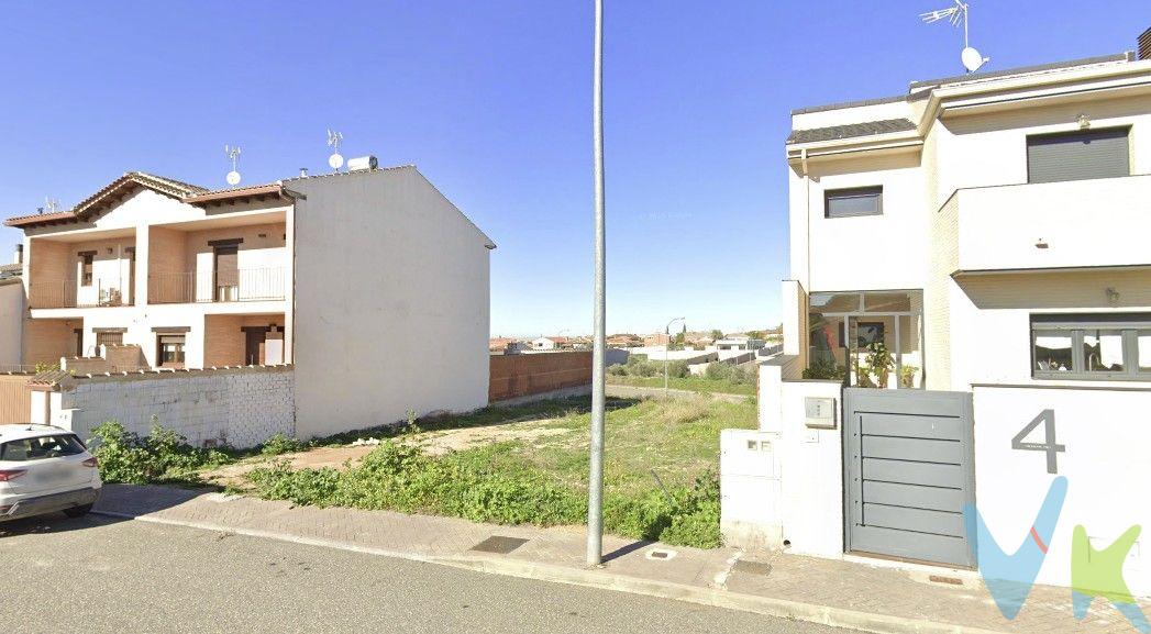 Se vende terreno urbano de 252m2.
En la población de Argés. Suelo urbano. Ideal para construir una vivienda pareada de 2 alturas con patio delantero y trasero. Zona consolidada con todos los servicios.
Argés cuenta con todos los servicios de centro de salud, autobús, farmacia, supermercados, etc. 
Distancia a Toledo: 10 kms.
Tenemos financiera para que tengas tu hipoteca auto-promotor. ¡Pregúntanos!
Honorarios de intermediación inmobiliaria no incluidos en el precio.
Información válida salvo error tipográfico.
 