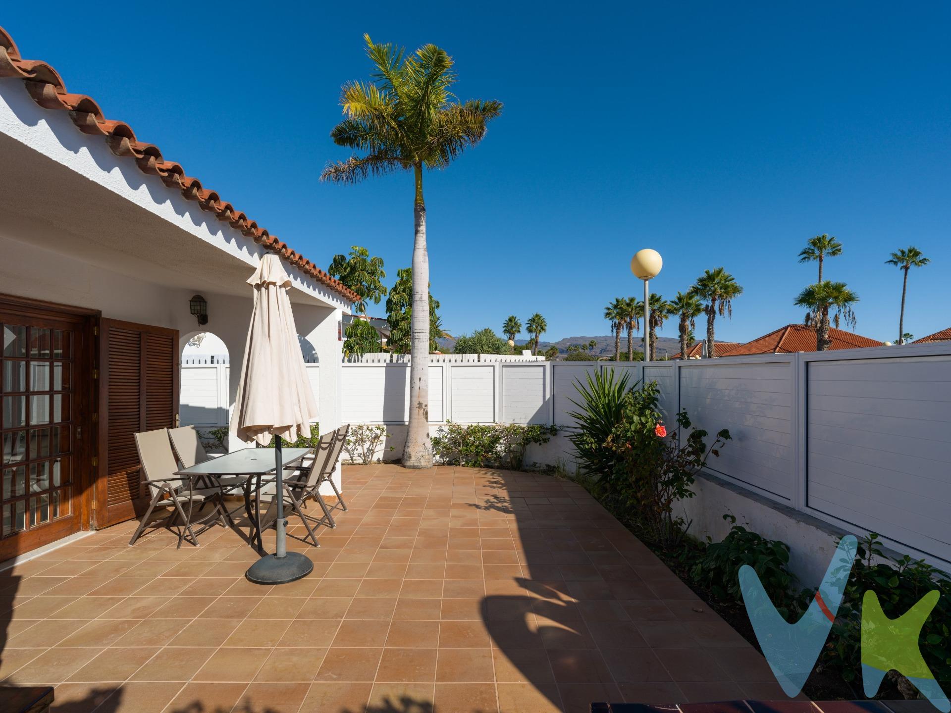 Bungalow con semi-sótano en Campo Internacional de Maspalomas situado en esquina y con una privacidad excepcional. Forma parte de un complejo residencial con piscina comunitaria, aunque cuenta con entrada directa e independiente desde la calle y posibilidad de aparcar cómodamente justo delante del bungalow. La vivienda se distribuye en una planta principal de 60,31 m² compuesta por salón-comedor con cocina, solana, dos dormitorios dobles y un baño con plato de ducha. Además, dispone de un amplio semi-sótano de aproximadamente 90 m² dividido en varias estancias, con conexión de agua y múltiples posibilidades de acondicionamiento, incluyendo la opción de incorporar un segundo baño. La parcela tiene 188 m², de los cuales 127,69 m² corresponden a zona ajardinada, ideal para crear un exterior a medida. . Campo Internacional es una de las zonas más valoradas de Maspalomas por su tranquilidad, su entorno ajardinado y su cercanía a las Dunas, el Faro y el paseo marítimo, con fácil acceso a servicios, restaurantes y zonas de ocio. Una propiedad con gran potencial para actualizar y personalizar en una ubicación privilegiada. Una oportunidad única en el sur de Gran Canaria. Contáctenos para más información o una visita!. Precio de Venta al Público (PVP) – No incluye gastos. Impuestos y demás gastos legalmente correspondan al comprador. Inmueble sujeto a ITP del 6,5% con carácter general; existen excepciones según normativa aplicable. Base imponible el mayor valor entre: 1) precio de venta: 2) tasación; 3) valor referencia catastral. Gastos Notaria y Registro entre 0,3% - 0,8% aprox. según aranceles. Financiación: gastos de hipoteca, tasación y gastos bancarios a cargo del comprador y según su necesidad y elección.  Honorarios inmobiliaria a cargo del vendedor.  Operación y condiciones de compraventa sujeta a aceptación expresa del vendedor. Para acceder a información y documentación legalmente exigible por el consumidor puede contactarnos. Anuncio sujeto a errores, cambios de precio, omisión y/o retirada del mercado sin aviso previo.