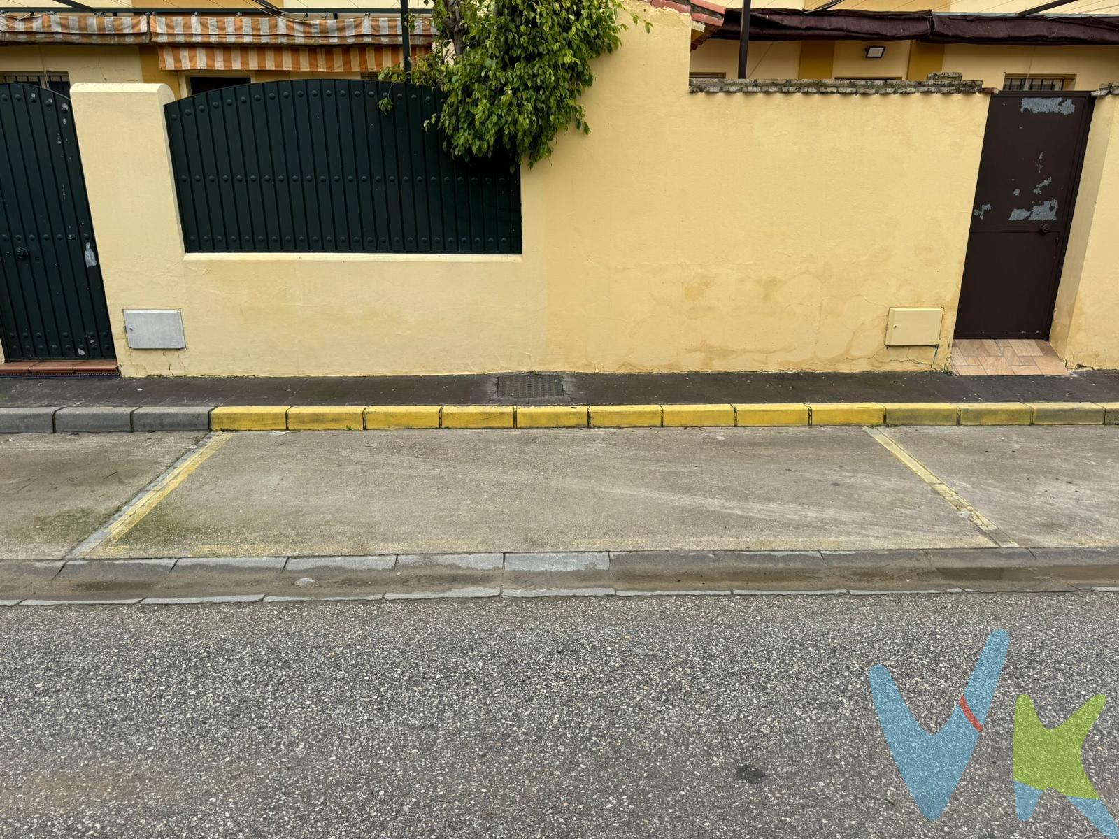 Plaza de garaje en superficie, ubicada en la zona del Botánico. Plaza exterior a pie de calle, de fácil acceso y uso cómodo para el día a día. Ideal para residentes de la zona que quieran disponer siempre de su propio espacio de aparcamiento sin complicaciones. *Le informamos que los gastos de notaría, impuestos y honorarios de la agencia no están incluidos en el precio.
