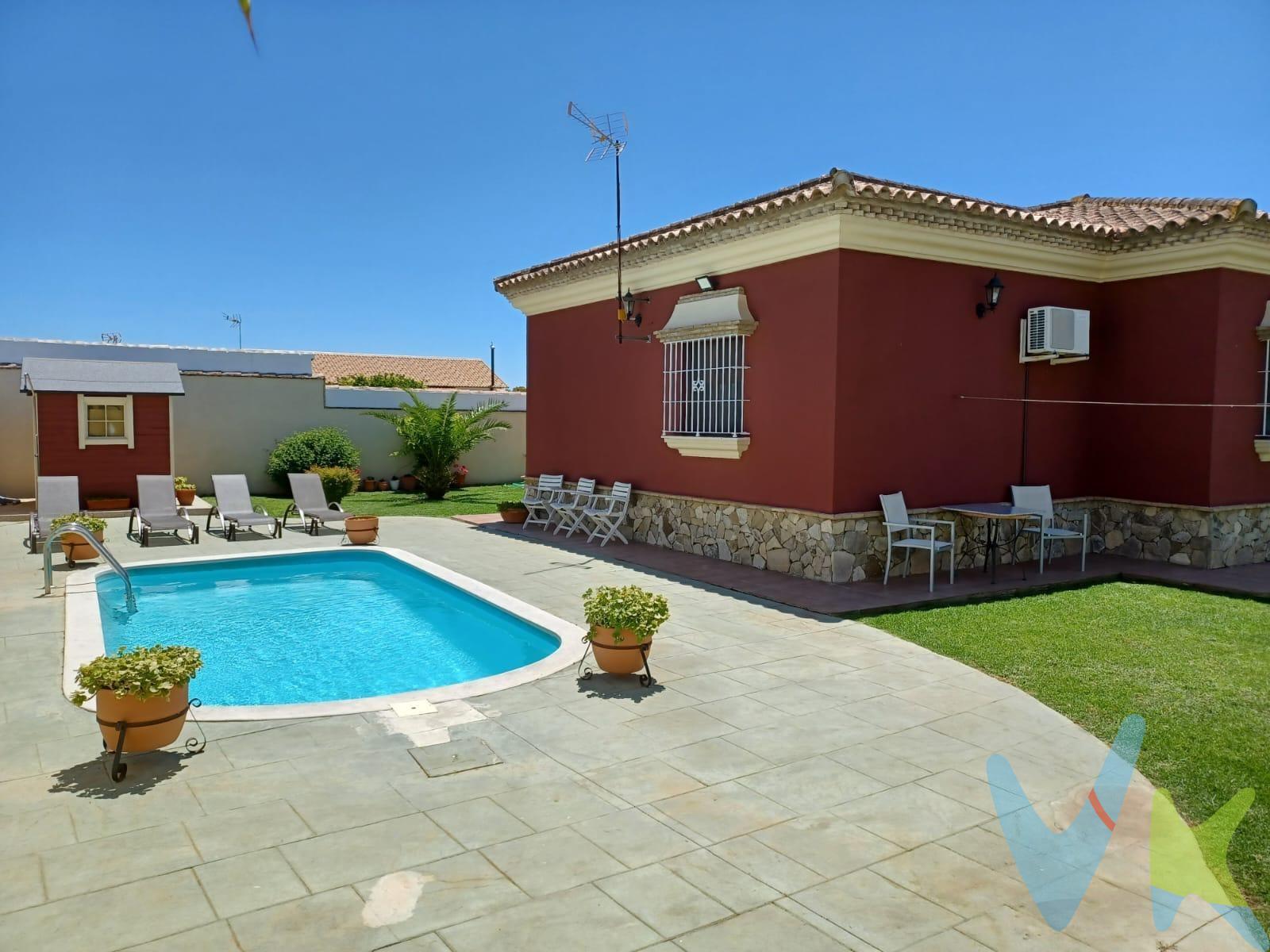 Chalet en Chiclana situado en la zona del Sotillo, a tan solo 3 km de la  playa La Barrosa. Con una superficie construida de 130 m2 y un extenso terreno de 780 m2. El interior cuenta con un acogedor salón equipado con chimenea, 3 dormitorios dobles (dos de ellos disponen además de armarios empotrados) y 2 baños. La cocina-comedor es amplia y funcional, permitiendo acceso directo al porche lateral donde hay un cenador cubierto por pérgola de madera ideal para reuniones familiares o comidas al aire libre junto a su barbacoa privada. En la parte exterior encontramos también cómodas zonas destinadas al aparcamiento gracias a su puerta corredera automática e invita a pasear entre los bonitos jardines laterales hasta llegar a una refrescante piscina, donde pasar momentos divertidos en familia.(Gastos de notaría, registro, impuestos y honorarios de la agencia, no incluidos en el precio).