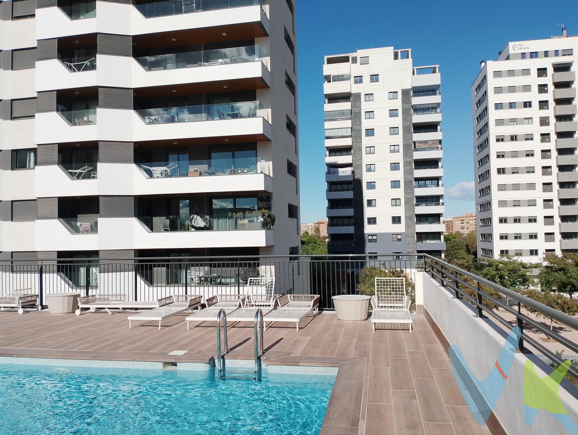 Piso moderno y acogedor en un edificio de lujo en el barrio de Malilla, pertinente al distrito de Quatre Carreres, uno de los barrios más dinámicos, modernos y crecientes de Valencia capital. El edificio se encuentra a 15 minutos caminando de la estación de tren “La Fuente de San Luís”, con zonas comunes, carril bici, buena comunicación de autobús, bares y restaurantes de alta calidad y todos los servicios a tu alcance, al lado de los parques Malilla y Azagador del Morro, con entretenimientos para los niños y adultos. El edificio tiene su propio patio vallado, con decoraciones y pequeños árboles y plantas, servicio de seguridad y conserjería, sala de reuniones, y terraza cerrada con banquillos y tumbones para coger el sol, piscina y maravillosas vistas hacia la ciudad y sus afueras. El piso se encuentra en la tercera planta, cuenta con 103,49 m 2 construidos e incluye un pasillo grande, salón, balcón abierto con magníficas vistas hacia las zonas naturales, ciudad de Valencia y sus afueras, 2 dormitorios (uno más pequeño y otro muy grande, con un cuarto de baño individual), cocina independiente, un cuarto auxiliar con la lavadora ubicada dentro y 2 cuartos de baño en total. Ambos dormitorios tienen ventanas panorámicas con las vistas muy bonitas hacia el parque, la ciudad, la piscina y el patio interior verde y decorado del edificio de vecindad. Todas las ventanas están dotadas de lámina reflectante. El suelo laminado belga. La cama y otros. muebles montados a mano, de madera de mango y roble. El piso cuenta con el propio sistema integrado de seguridad y vigilancia, detectores de humo, fuego y movimiento, todo manejable a distancia a través de la aplicación especializada, con un servidor individual protegido contra el hakeo.