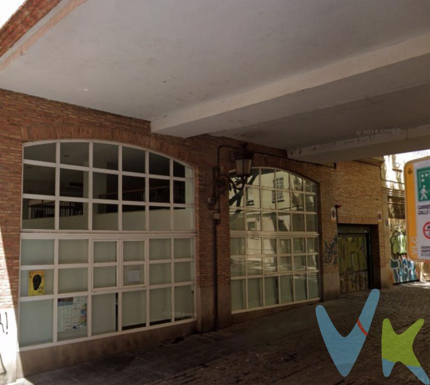 Te ofrecemos la posibilidad de comprar una plaza de parking para coche mediano en pleno Carmen, en la calle Corredores (perpendicular a la Calle Alta), en una zona donde cada vez es más complicado aparcar.Las dimensiones de la plaza corresponderían a un coche mediano/grande, pero hay una limitación en cuanto la maniobra que hay que hacer para poder aparcar, ya que el pasillo de acceso mide 3,3 m.Se accede con llave, no hay mando eléctrico. Si deseas probarla, no lo dudes: llámano. Te la enseñaremos con mucho gusto.  *Gastos e impuestos no incluidos en el precio.*Este anuncio tiene carácter meramente informativo.De haber un plano, este será puramente orientativo y no vinculante.  