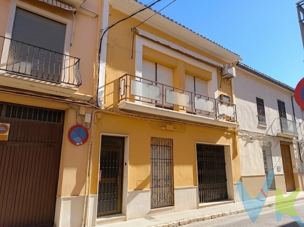 Gran casa de 284 m² en pleno centro de Carcaixent. Oportunidad única en la calle Cervantes, una de las mejores ubicaciones de Carcaixent: céntrica, tranquila y en una zona libre de inundaciones, algo fundamental en la Ribera. Un edificio de dos plantas que disfrutarás sin ningún género de dudas junto a tu. familia. Puntos destacados del inmueble:. Vivienda en planta primera (138 m²): Acceso independiente por escalera de mármol, amplio salón-comedor con chimenea, cocina independiente, 4 dormitorios con armarios empotrados, dos baños y aire acondicionado. Para entrar a vivir e ir actualizándola a tu gusto. Terraza y gran azotea: Un auténtico lujo en el centro del pueblo. La vivienda tiene su propia terraza y, además, una amplia azotea con lavadero y vistas despejadas. Ideal para comidas al aire libre, tender, tomar el sol o que jueguen los niños. Planta baja (146 m²): Amplio local con escaparate a la calle, almacén, baño y patio. La opción más económica, perfecta para tu negocio o para reformarla a tu medida o para transformar en garaje. Una casa de 284 m² sobre parcela de 165 m² con posibilidad de una vivienda con negocio abajo o dos viviendas para la familia o una gran casa de pueblo en pleno centro. Ubicación inmejorable: Céntrica y libre de inundaciones, a un paso de dos colegios, farmacias, el mercado, el Passeig, el parque y la zona de tiendas y ocio. Todo a pie. ¿UNA CASA ASÍ, EN EL CENTRO Y SIN RIESGO DE INUNDACIONES? HÁZTE CON ELLA. LLAMA YA Y CONCIERTA TU VISITA. VENTA:. PVP 246.900€. Gastos e impuestos no incluidos en el precio. La compra conlleva impuestos y gastos de formalización para el comprador. A título orientativo se informa que en segundas transmisiones el ITP con carácter general en Valencia es del 9%, pudiendo existir otros tipos impositivos atendiendo a las circunstancias personales del comprador u otras circunstancias previstas legalmente. Base imponible del impuesto el mayor valor entre el precio de compraventa, la tasación o el valor de referencia catastral. En cuanto a los gastos de notaría y registro, en su caso, suelen oscilar aprox. entre 1,5% y 2,5% (aranceles variables según precio, n.º de copias y complejidad). El comprador elige notario. Si el comprador precisase de hipoteca: tasación, condiciones y costes bancarios serán según entidad elegida por el comprador, así como los gastos de gestoría, y cualesquiera otros gastos inherentes a la formalización de la compraventa que legalmente correspondan a la parte compradora, salvo pacto expreso en contrario con el vendedor. El consumidor tiene, conforme a la normativa vigente, a su disposición información y documentación adicional relativa al inmueble y condiciones de la compraventa, que podrá ser consultada en C/Joaquín Costa 4, bajo 46005 Valencia o urbe2@remax.es. Honorarios de mediación inmobiliaria a cargo del COMPRADOR: (3% del precio final de venta más IVA (21%), salvo otro pacto.); y de VENDEDOR (según acuerdo con el mismo). Se informa al consumidor que la agencia actúa como intermediaria inmobiliaria en la operación, estando cualquier eventual compraventa y sus condiciones sujeta a la aceptación expresa del propietario-vendedor y a la posterior formalización del correspondiente contrato.