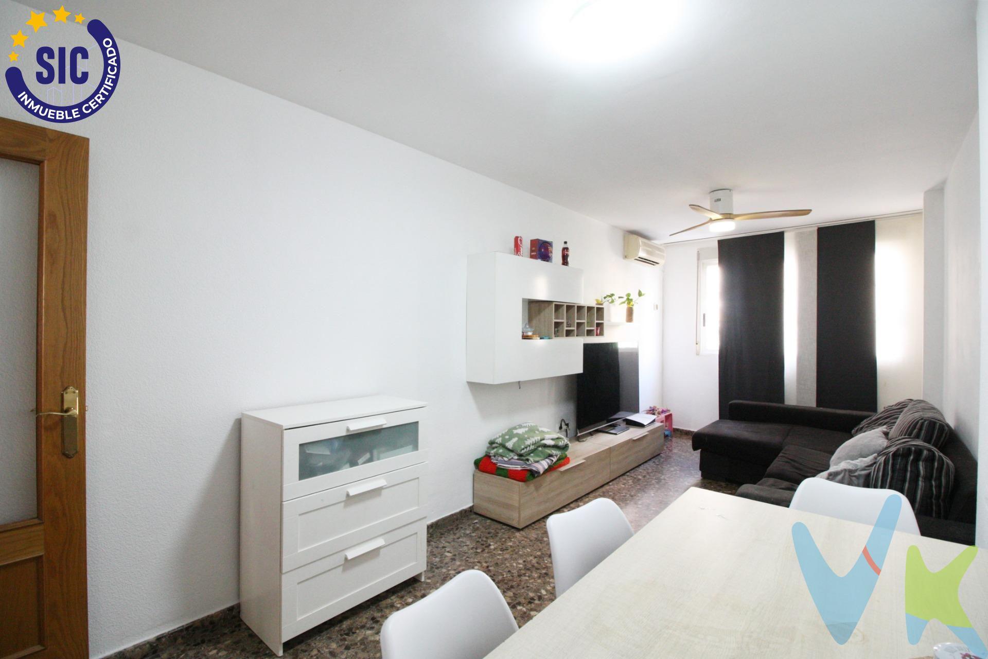 Actualmente la vivienda se encuentra alquilada, generando una renta mensual de 700 €, por lo que representa una excelente oportunidad para quienes buscan una inversión con ingresos desde el primer día. Hay viviendas que simplemente se visitan.. y otras que desde el primer momento transmiten la sensación de hogar. Este piso reúne amplitud, comodidad y una excelente ubicación, convirtiéndose en una oportunidad perfecta tanto para vivir como para invertir. Situado en una finca del año 2001, la vivienda dispone de 95 m² construidos, distribuidos de forma muy funcional para aprovechar al máximo cada estancia. Nada más entrar encontramos un acogedor salón-comedor de aproximadamente 20 m², un espacio ideal para compartir momentos en familia o disfrutar de la tranquilidad del hogar. La cocina independiente, de unos 12 m², ofrece amplitud suficiente para el día a día y cuenta con salida a una práctica galería, un rincón perfecto para crear una zona de lavandería. La zona de descanso está compuesta por tres dormitorios, uno de ellos doble, pensados para ofrecer comodidad a toda la familia. Además, la vivienda dispone de dos baños completos, un valor muy apreciado que aporta funcionalidad y confort. Entre sus calidades destacan:. Carpintería interior de roble. Puerta de entrada blindada. Aire acondicionado tipo Split. Suelo de terrazo, resistente y de fácil mantenimiento. Techos altos, que aumentan la sensación de amplitud. Ascensor y acceso adaptado para personas con movilidad reducida. Llámanos!. INFORMACIÓN LEGAL AL CONSUMIDOR:. El precio indicado no incluye impuestos ni gastos derivados de la compraventa. Gastos a cargo del comprador:. • Impuesto de Transmisiones Patrimoniales (ITP): En segundas transmisiones, el tipo general vigente en la Comunitat Valenciana es del 10% sobre la base imponible, que será el mayor valor entre el precio de compraventa, el valor declarado o el valor de referencia catastral, pudiendo aplicarse tipos reducidos según las circunstancias del comprador. • Honorarios de intermediación inmobiliaria: 4% del precio final de venta con un mínimo de 4000€ + IVA (21%), a cargo del comprador. No incluidos en el precio de venta. • Notaría y Registro de la Propiedad: Los aranceles son oficiales y variables en función del precio y características de la operación. A título orientativo, entre 600 € y 1.000 €. Los gastos se distribuirán conforme a la normativa vigente, salvo pacto en contrario. Las condiciones pueden variar en función de las circunstancias personales y del régimen fiscal aplicable. Otros gastos:. • Gastos de financiación: Tasación, comisiones y condiciones bancarias según la entidad elegida por el comprador. • Gestoría: Servicio opcional, con costes variables en función del proveedor. • Podrán existir otros gastos inherentes a la formalización de la compraventa que correspondan al comprador según normativa vigente. El vendedor asumirá los gastos que legalmente le correspondan, salvo pacto en contrario. El inmueble no se encuentra sujeto, a fecha de publicación, a limitaciones de precio derivadas de normativa de zonas de mercado residencial tensionado. Se facilitará al cliente información detallada y personalizada de todos los costes asociados a la operación, así como la documentación relativa al inmueble, disponible en la sede física de la agencia - Av. Blasco Ibáñez 5 Bajo, 46970, Alaquàs (Valencia) y/o en el medio electrónico habilitado – www.inmueblesvalencianos.net. La agencia actúa exclusivamente como intermediaria en la operación. Cualquier compraventa queda sujeta a la aceptación expresa del vendedor y a la formalización del correspondiente contrato. El presente anuncio tiene carácter meramente informativo y no contractu